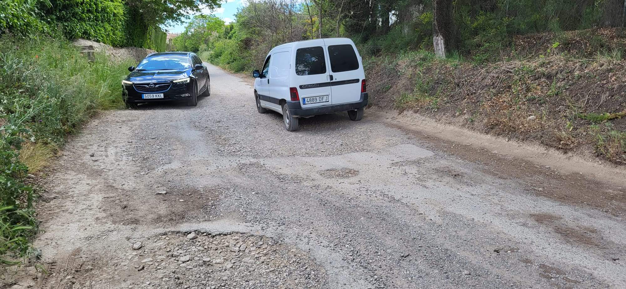 Un paseo por el Camino de Cillas lleno de baches