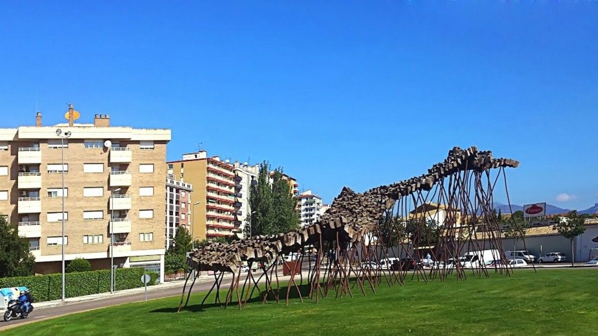 Rotonda en la Avenida de los Danzantes de Huesca.
