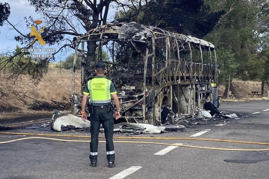 Estado en el que ha quedado el autobús en que que viajaban 63 personas.