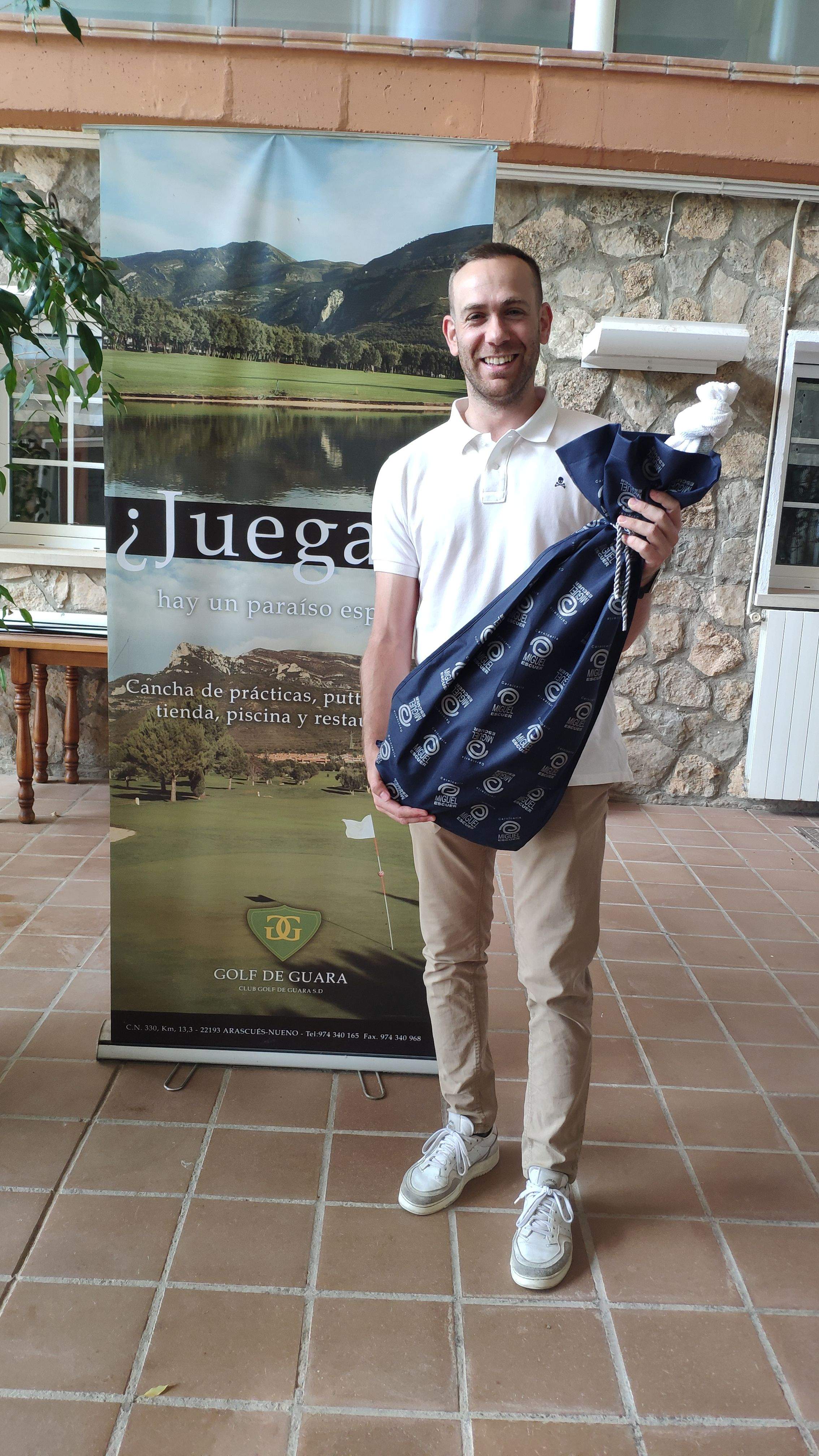 Javier Udina ganó la primera jornada de la Liga y se llevó un jamón de premio.