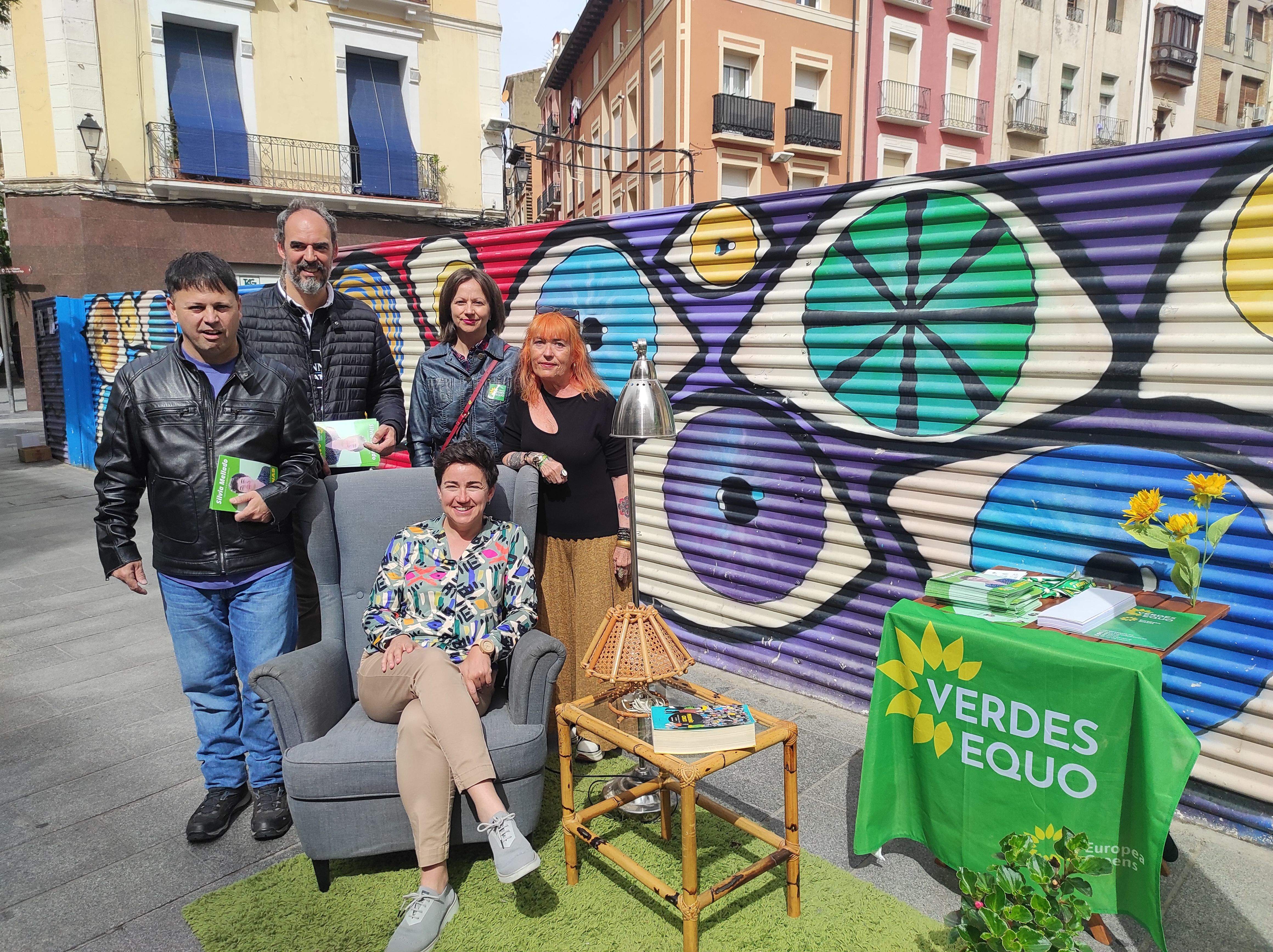 Silvia Mellado y parte de su equipo han plantado una zona verde en el Coso Bajo junto a un solar.