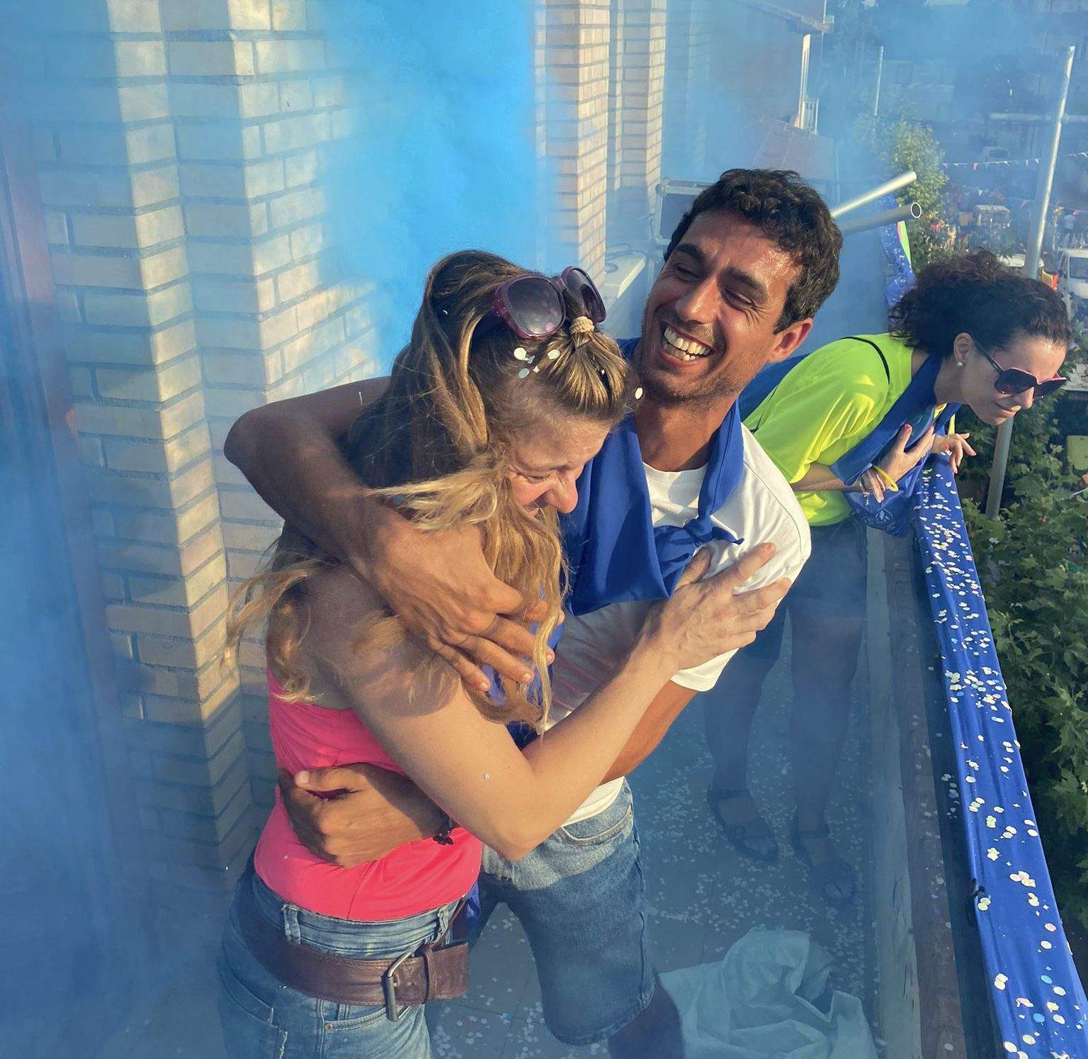 Patri Coronas y Luis Costa se abrazan tras el estallido de la fiesta en Grañén. Fueron la imagen de la emoción festiva