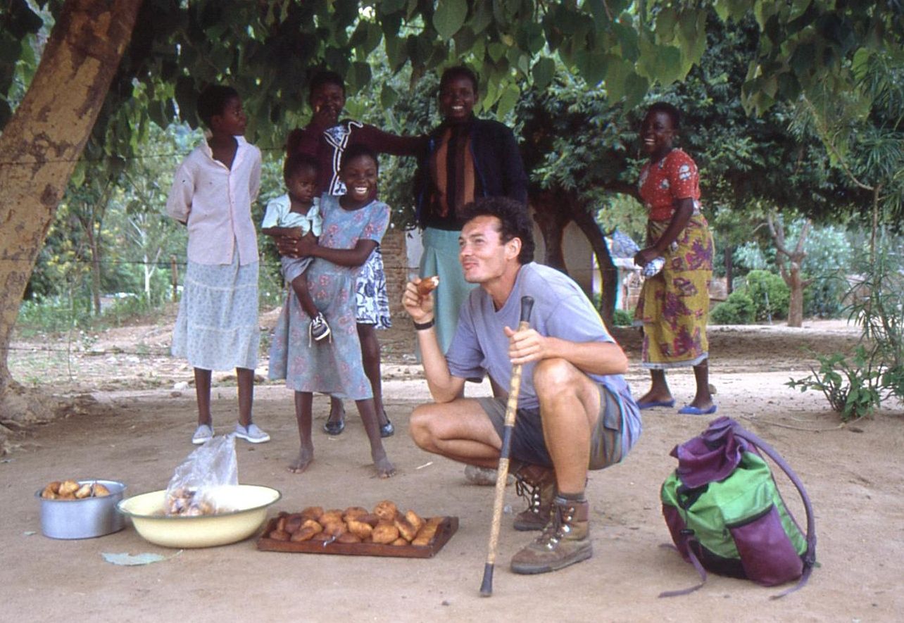 Probando buñuelos caseros con mi bastón turkana. Tanzania es un lugar peculiar