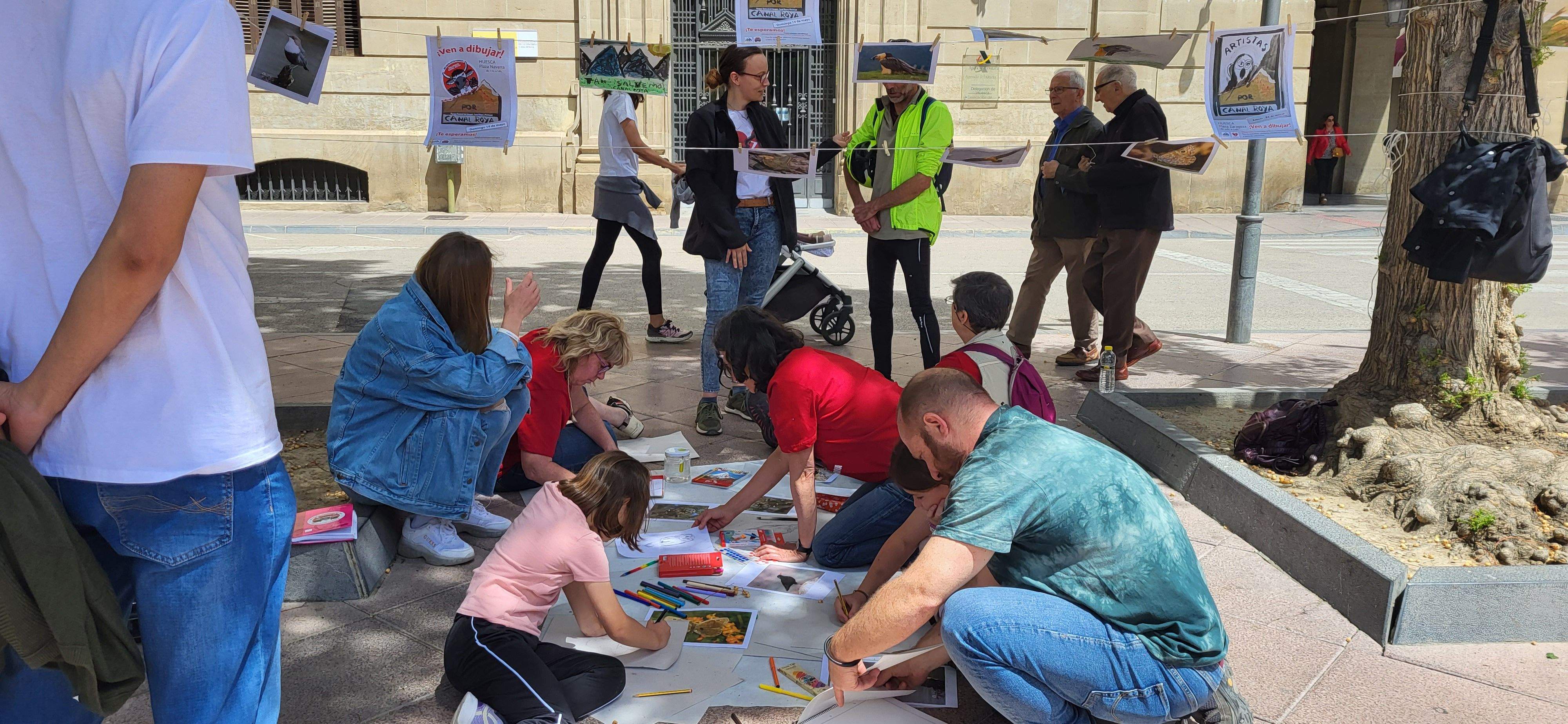 Actividad de pintura en la calle en defensa de Canal Roya. Foto: Mercedes Manterola