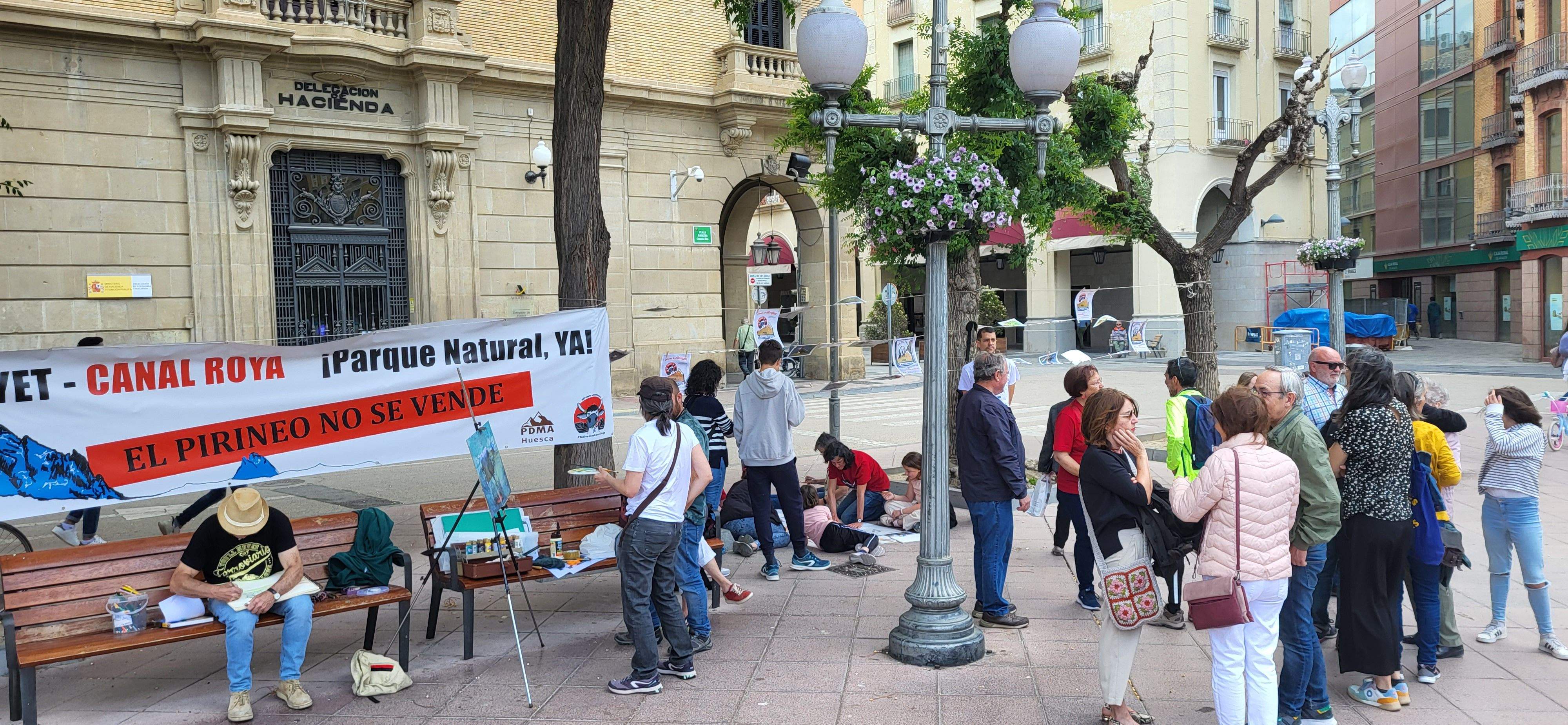 Actividad de pintura en la calle en defensa de Canal Roya. Foto: Mercedes Manterola