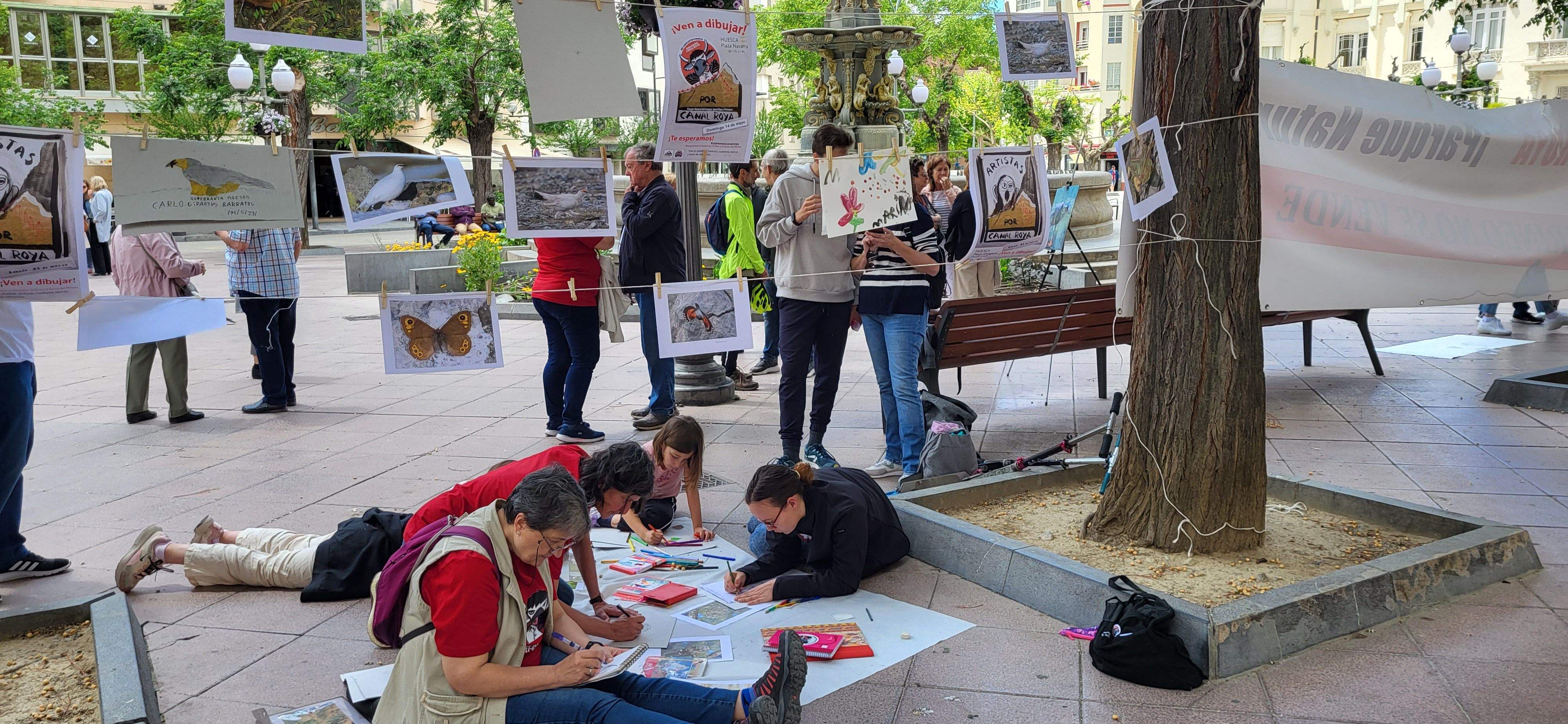Actividad de pintura en la calle en defensa de Canal Roya. Foto: Mercedes Manterola