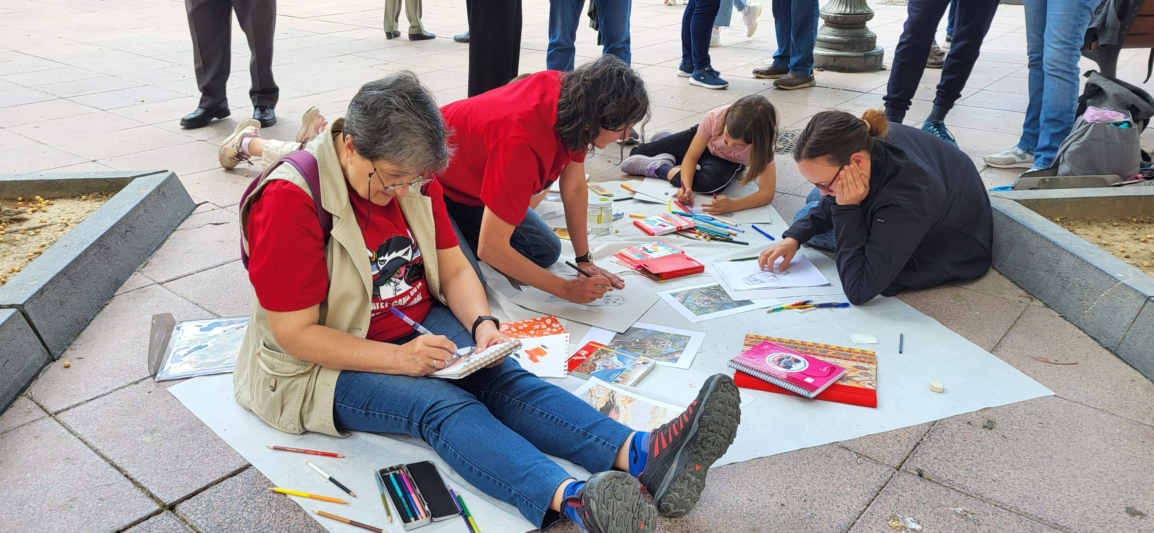 Actividad de pintura en la calle en defensa de Canal Roya. Foto: Mercedes Manterola