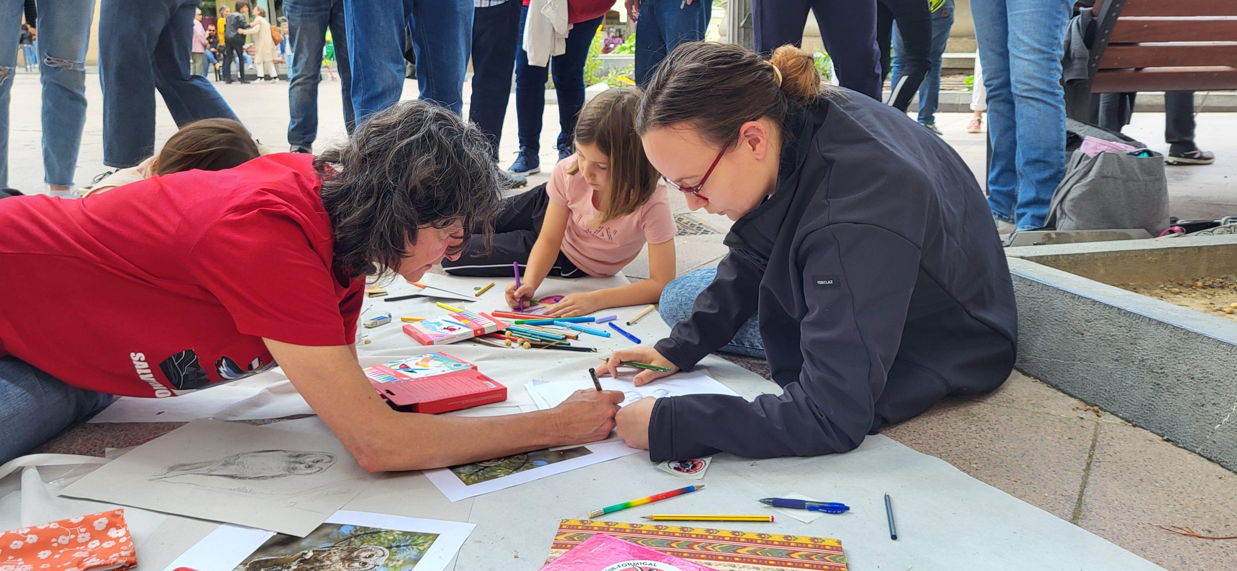Actividad de pintura en la calle en defensa de Canal Roya. Foto: Mercedes Manterola