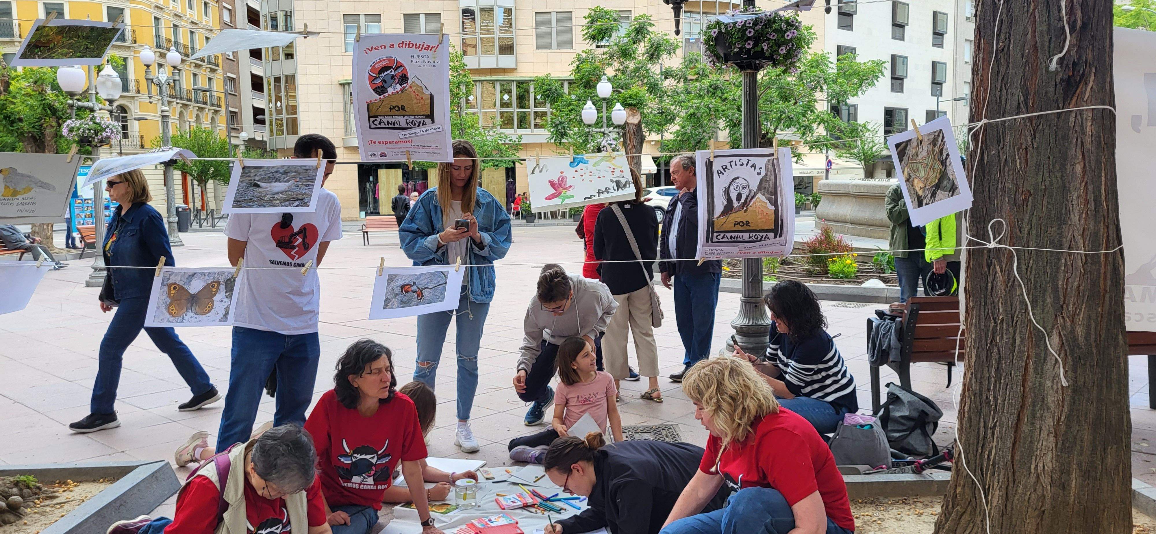 Actividad de pintura en la calle en defensa de Canal Roya. Foto: Mercedes Manterola
