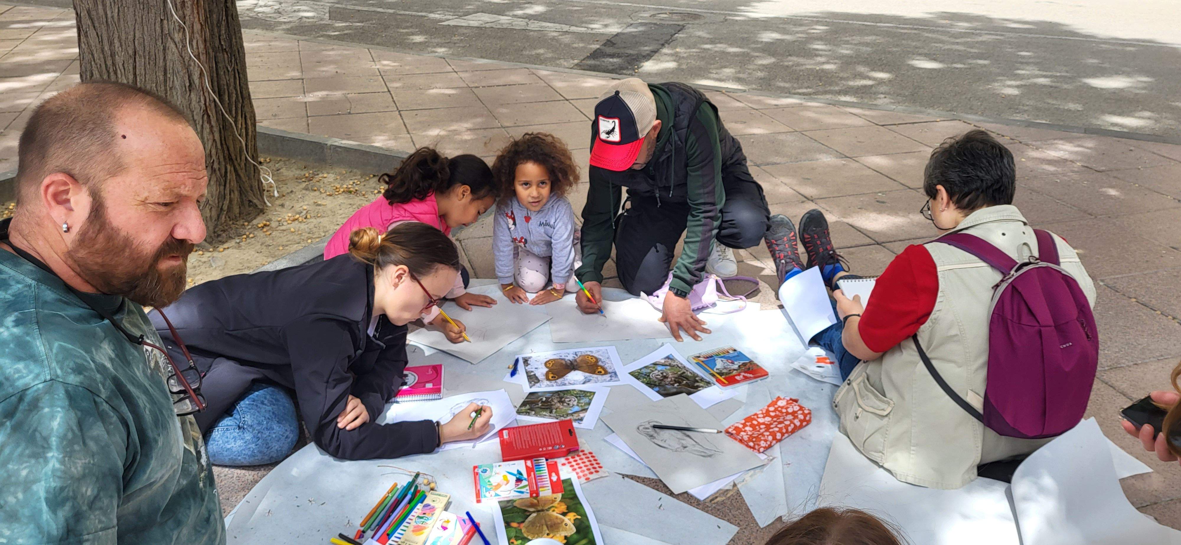 Actividad de pintura en la calle en defensa de Canal Roya. Foto: Mercedes Manterola