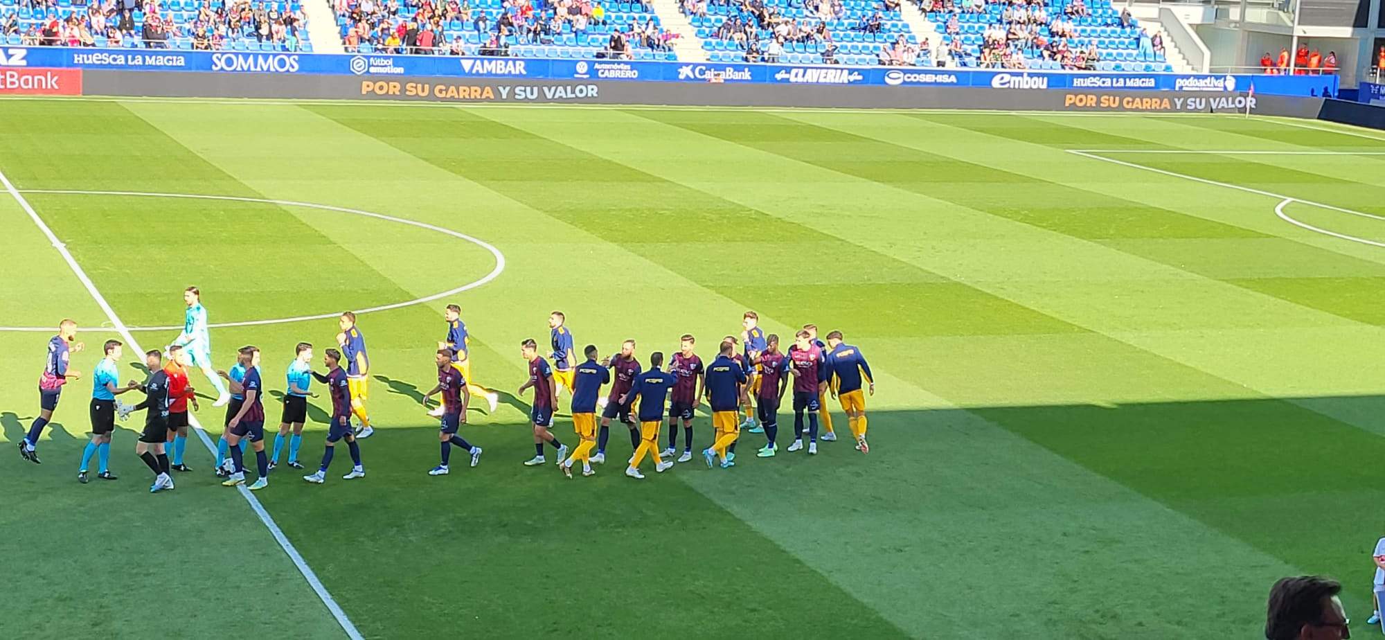 Los jugadores se saludan