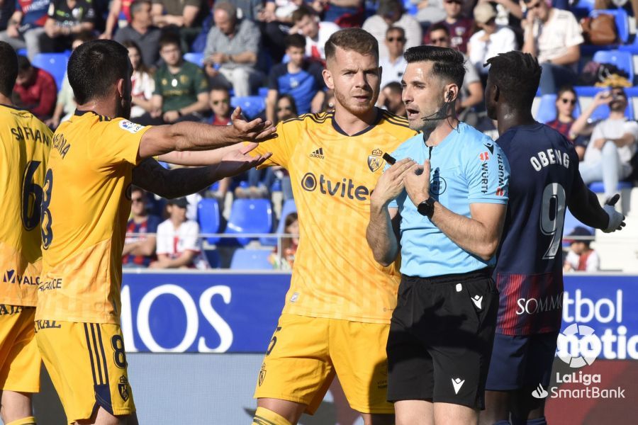 El árbitro aguanta las protestas