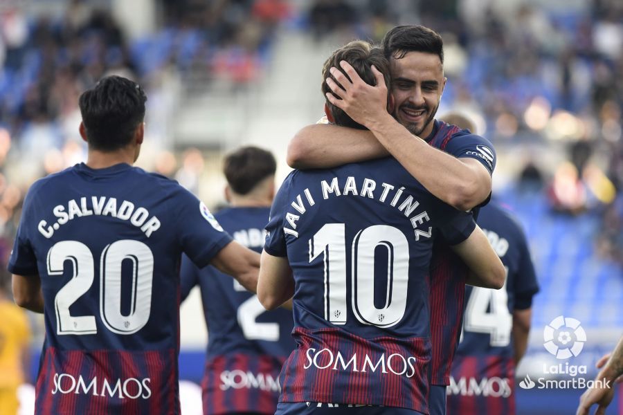 Javi Martínez celebra su gol