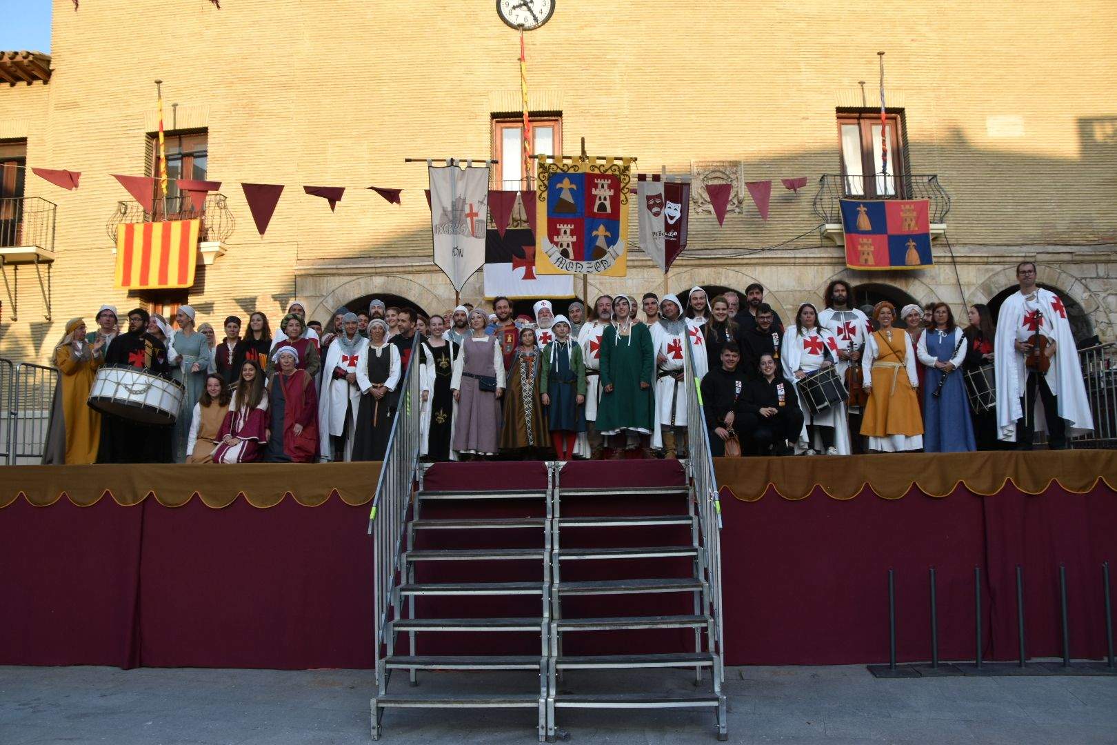 Todos los participantes en el Homenaje, sobre el escanario