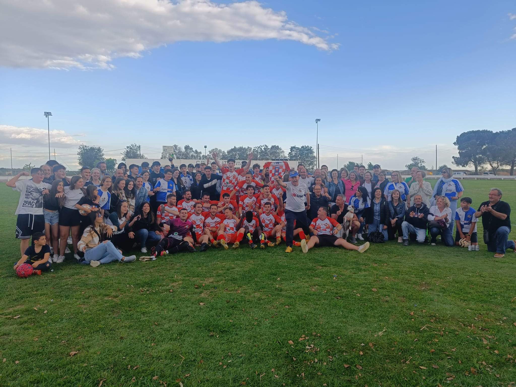Jugadores y afición del Albelda celebran el ascenso conseguido este domingo en Albalate.