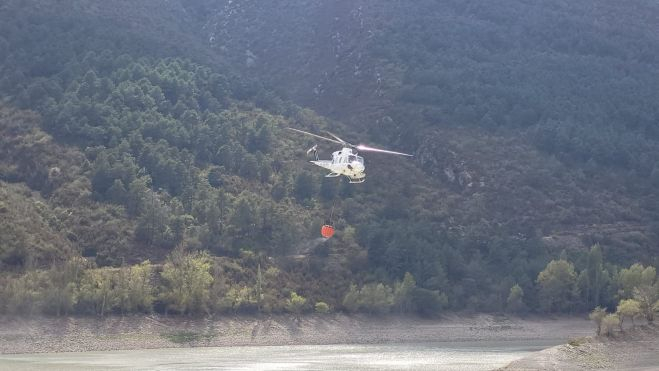Un helicóptero se abastece de agua en Belsué