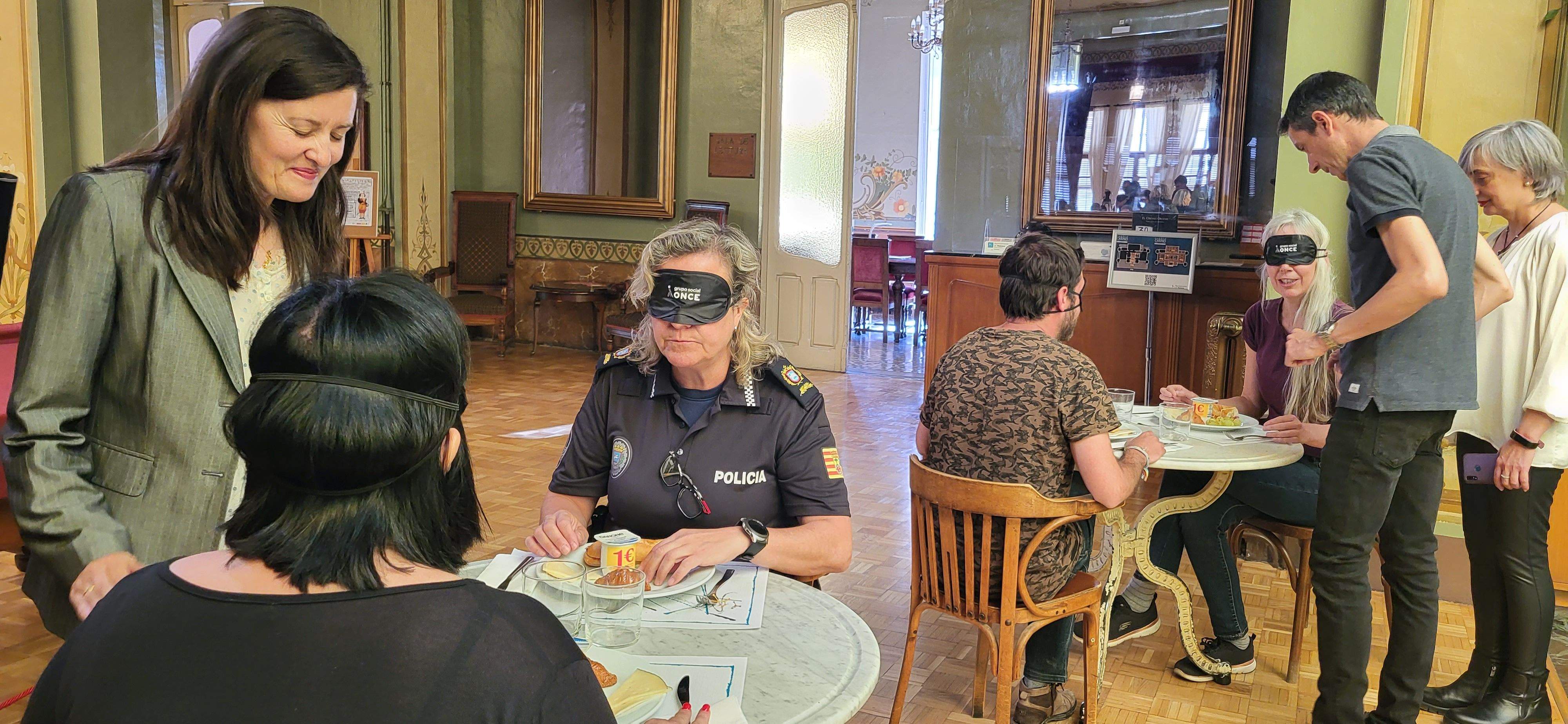 Desayuno a ciegas que ha organizado la ONCE en Huesca. Foto Myriam Martínez Desayuno a ciegas que ha organizado la ONCE en Huesca. Foto Myriam Martínez