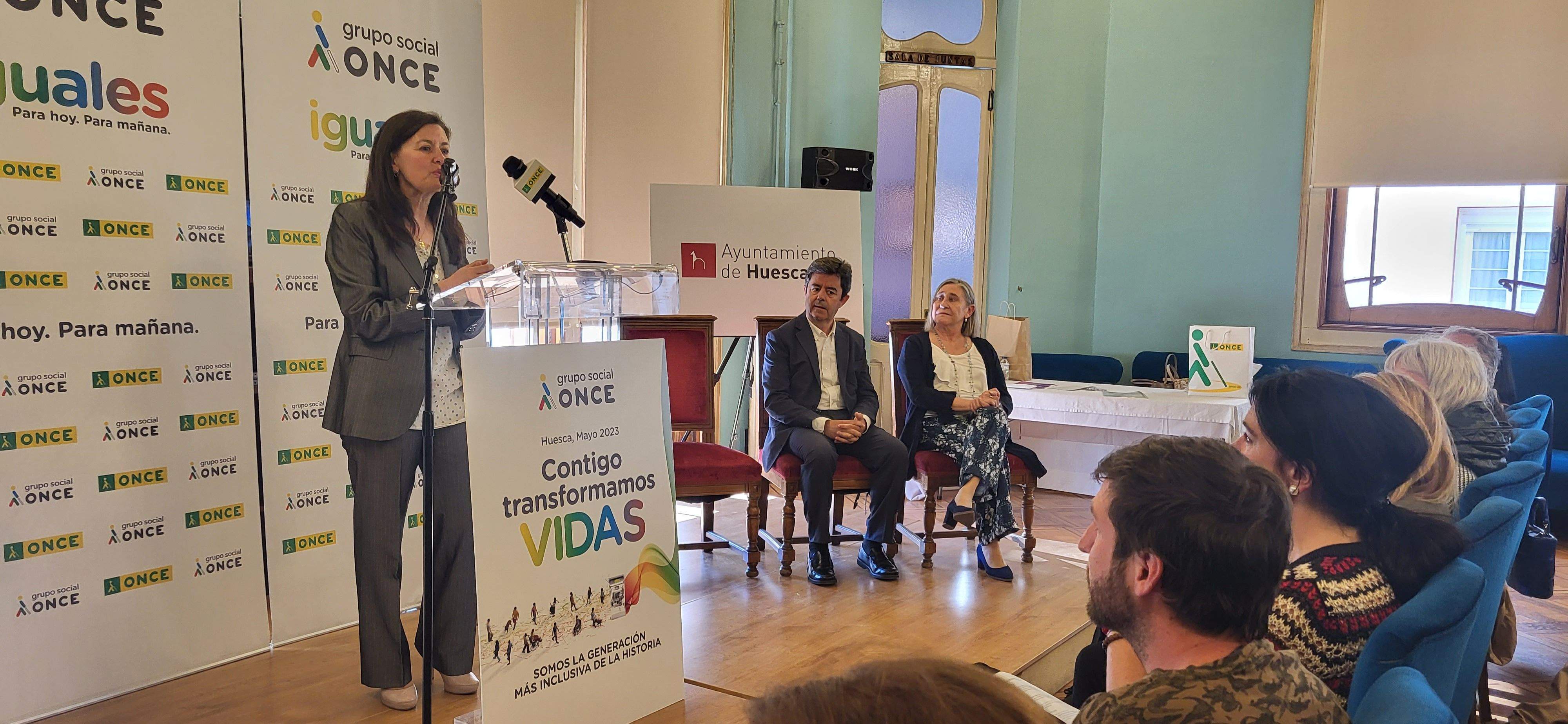Desayuno a ciegas que ha organizado la ONCE en Huesca. Foto Myriam Martínez 