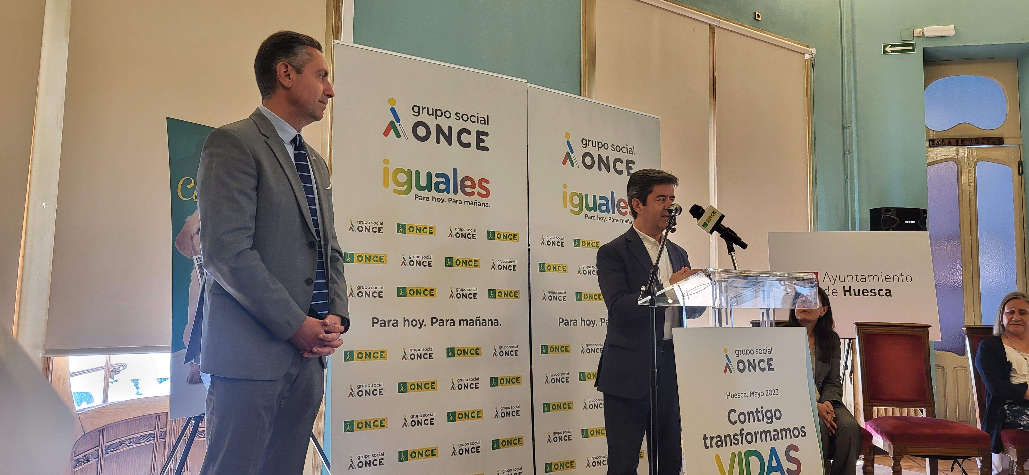 Desayuno a ciegas que ha organizado la ONCE en Huesca. Foto Myriam Martínez 