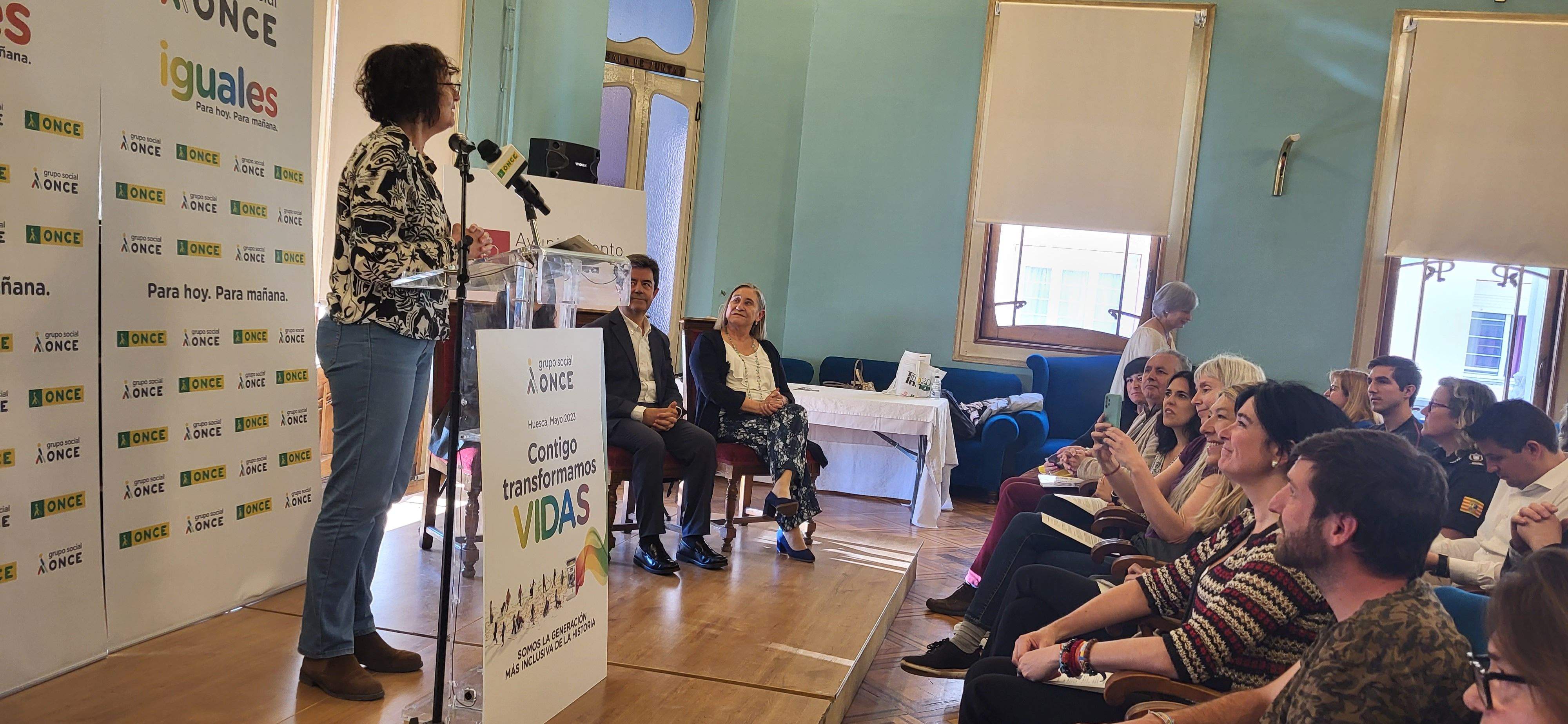 Desayuno a ciegas que ha organizado la ONCE en Huesca. Foto Myriam Martínez 