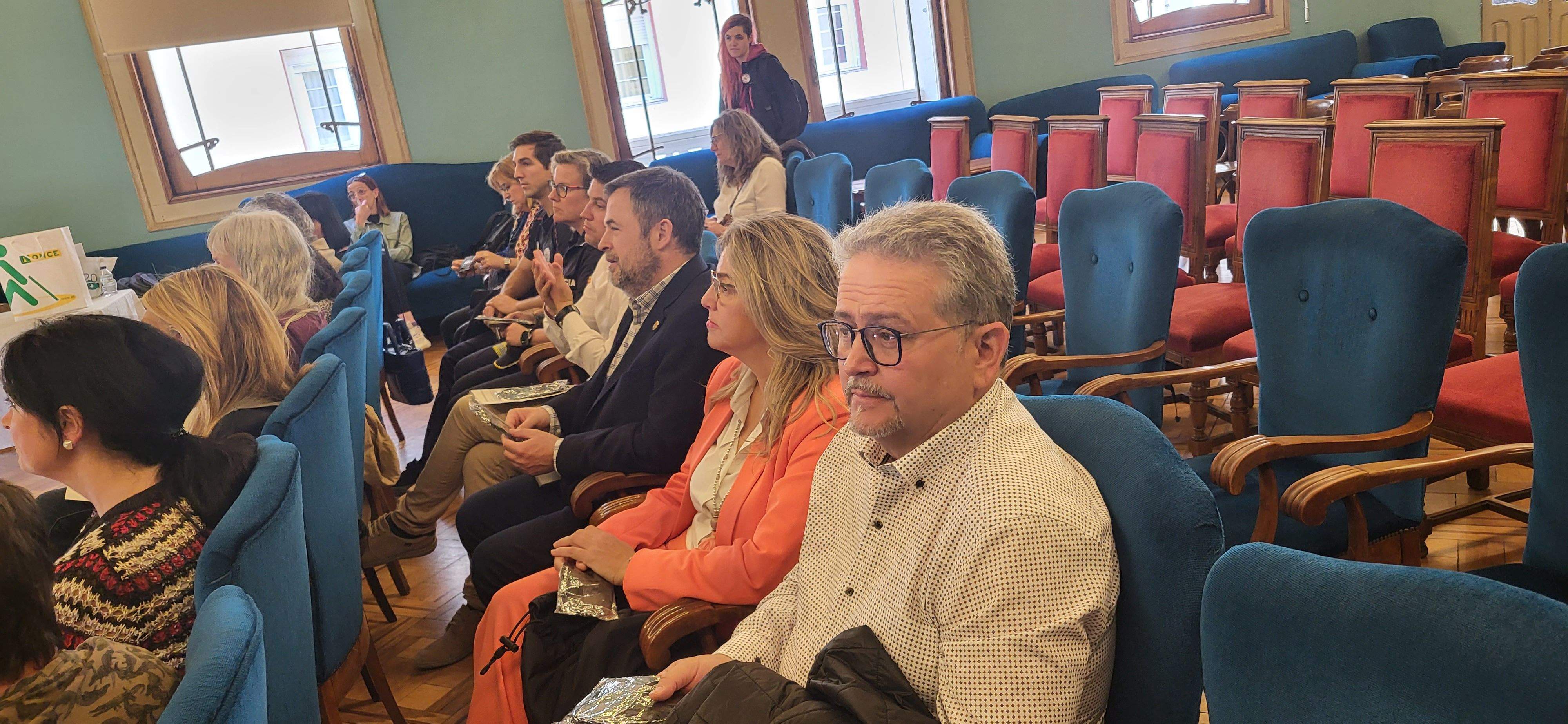 Desayuno a ciegas que ha organizado la ONCE en Huesca. Foto Myriam Martínez 