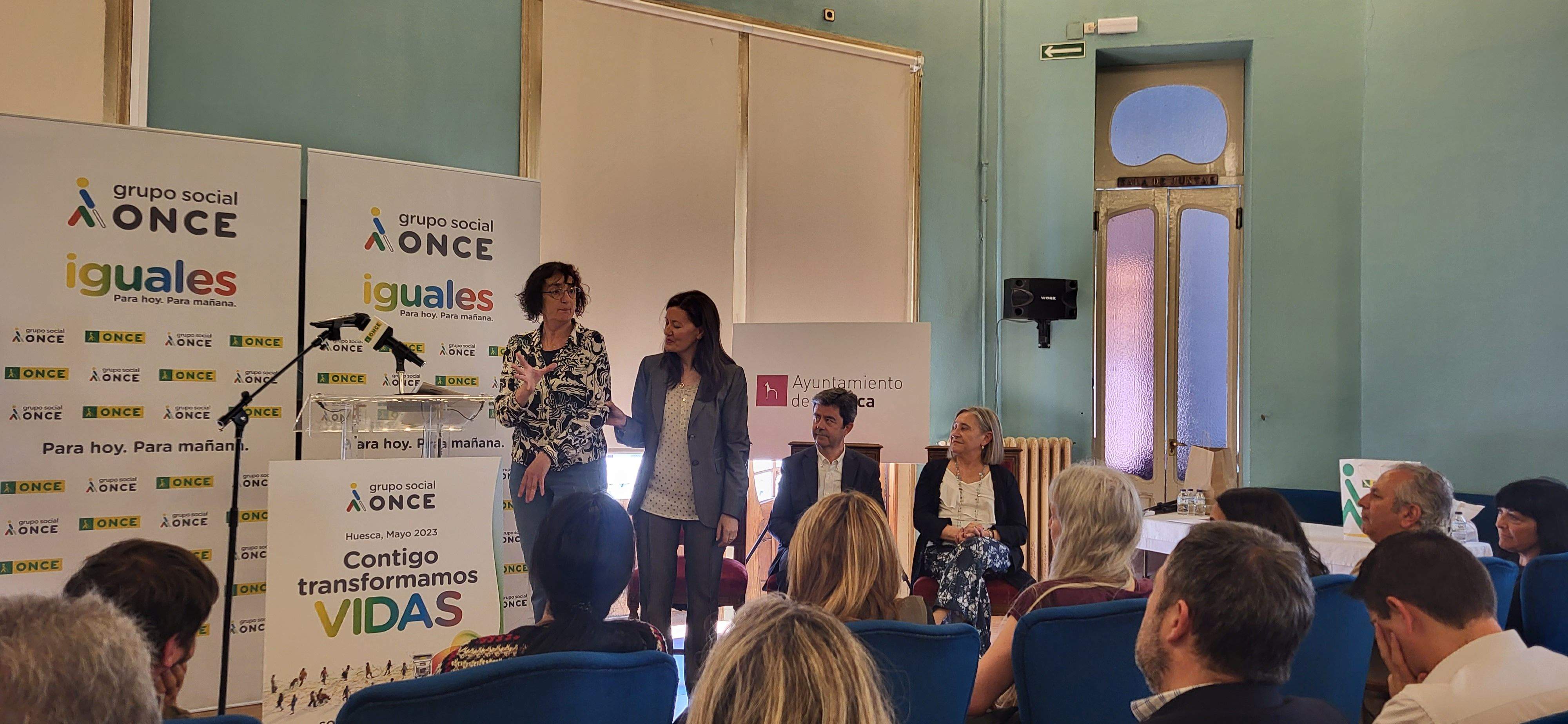 Desayuno a ciegas que ha organizado la ONCE en Huesca. Foto Myriam Martínez 