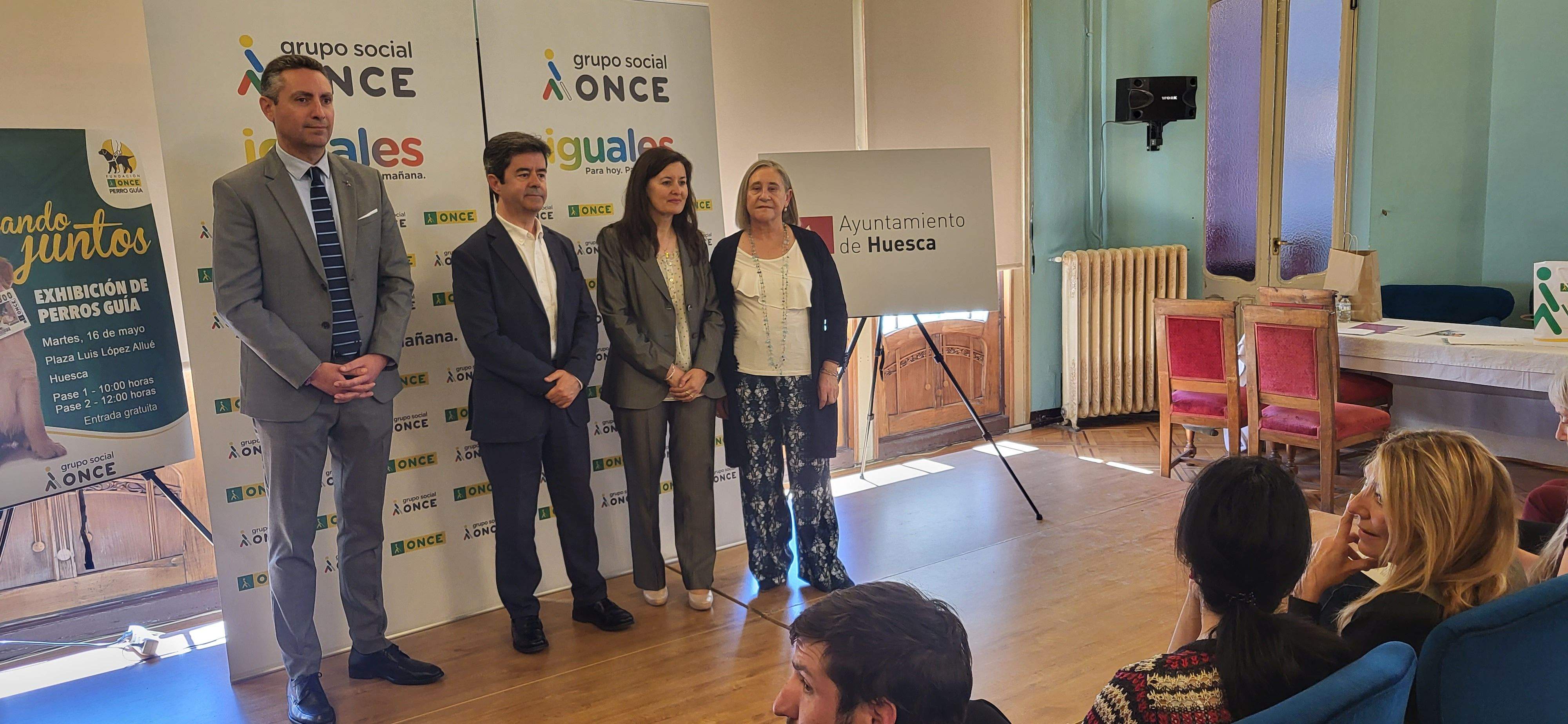 Desayuno a ciegas que ha organizado la ONCE en Huesca. Foto Myriam Martínez 