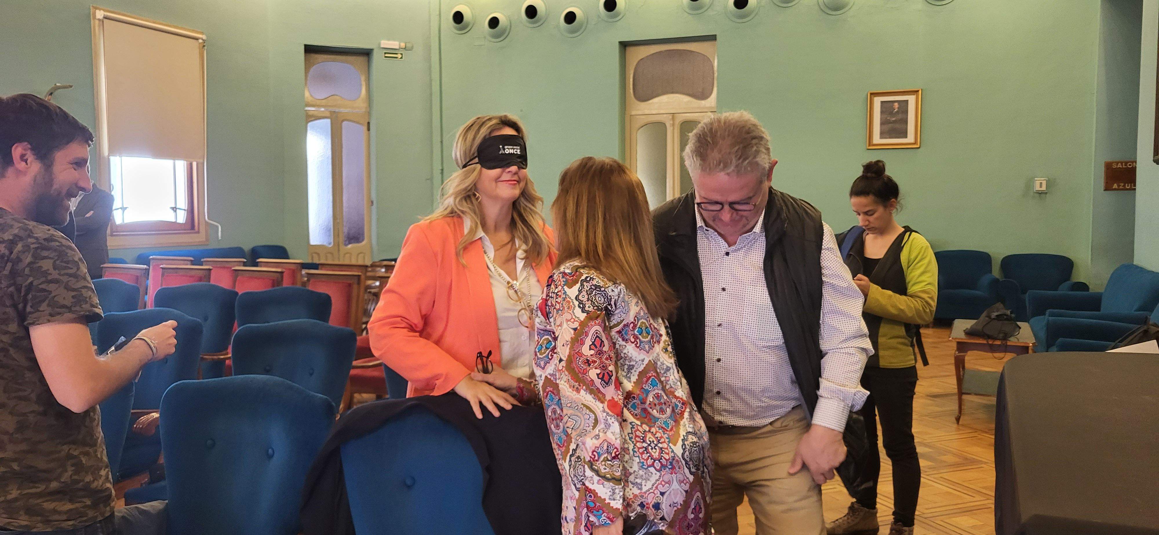 Desayuno a ciegas que ha organizado la ONCE en Huesca. Foto Myriam Martínez