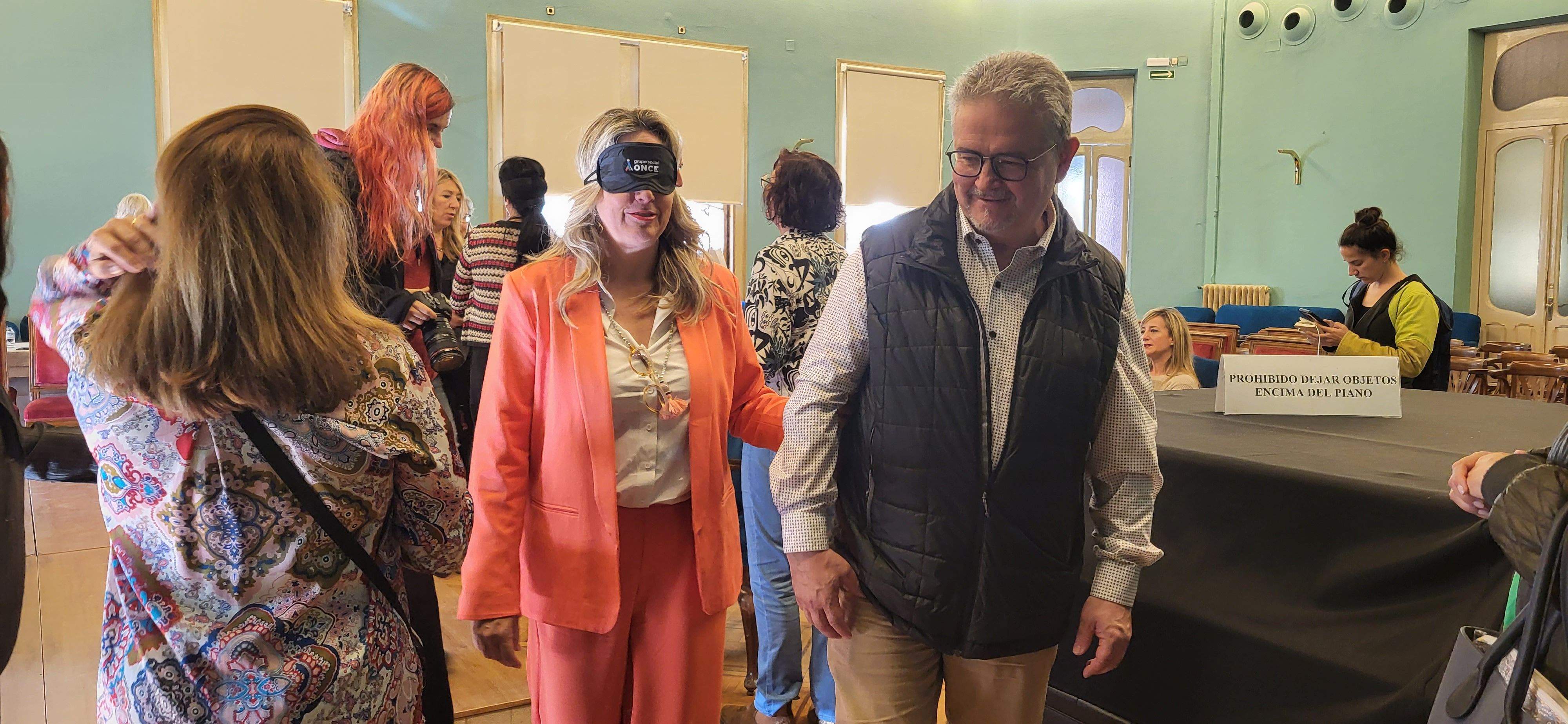 Desayuno a ciegas que ha organizado la ONCE en Huesca. Foto Myriam Martínez 