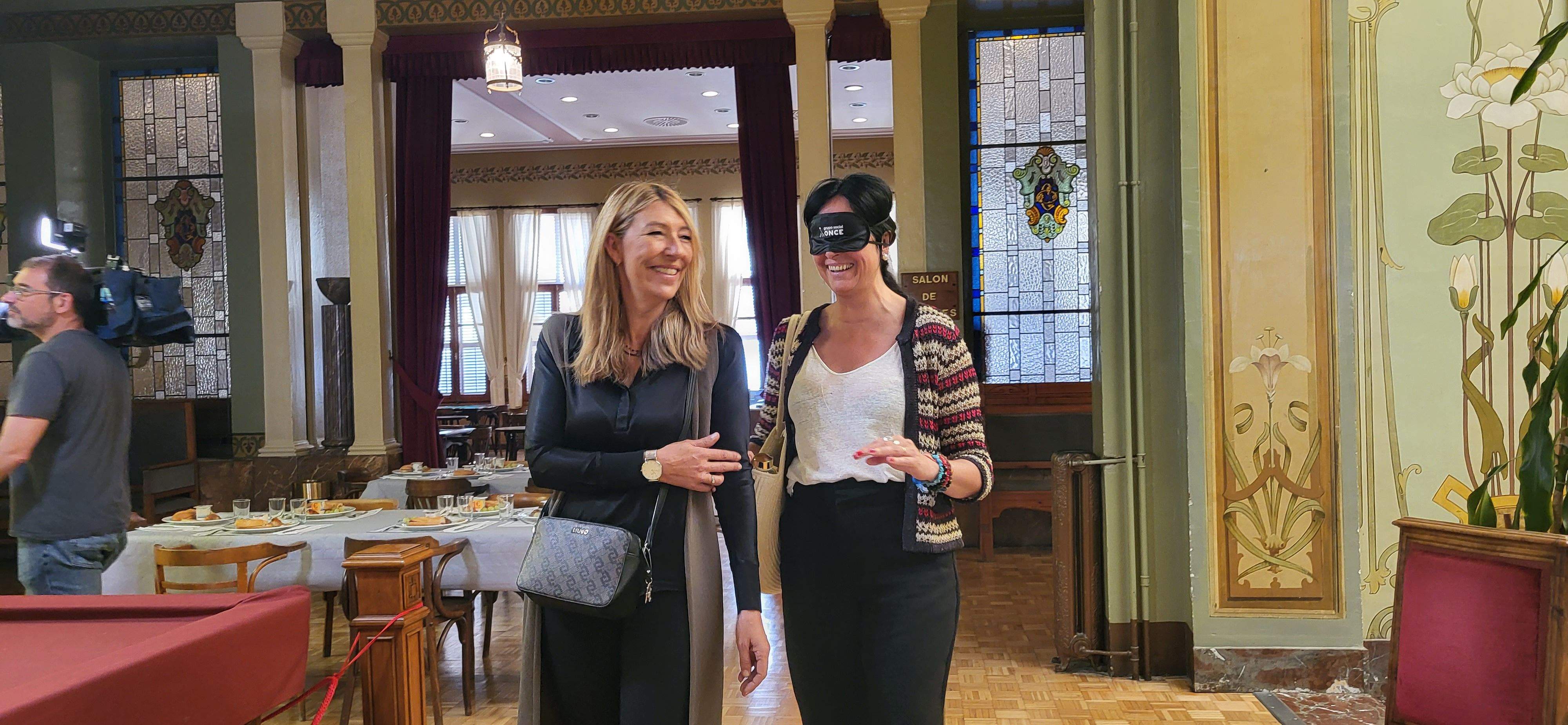 Desayuno a ciegas que ha organizado la ONCE en Huesca. Foto Myriam Martínez 