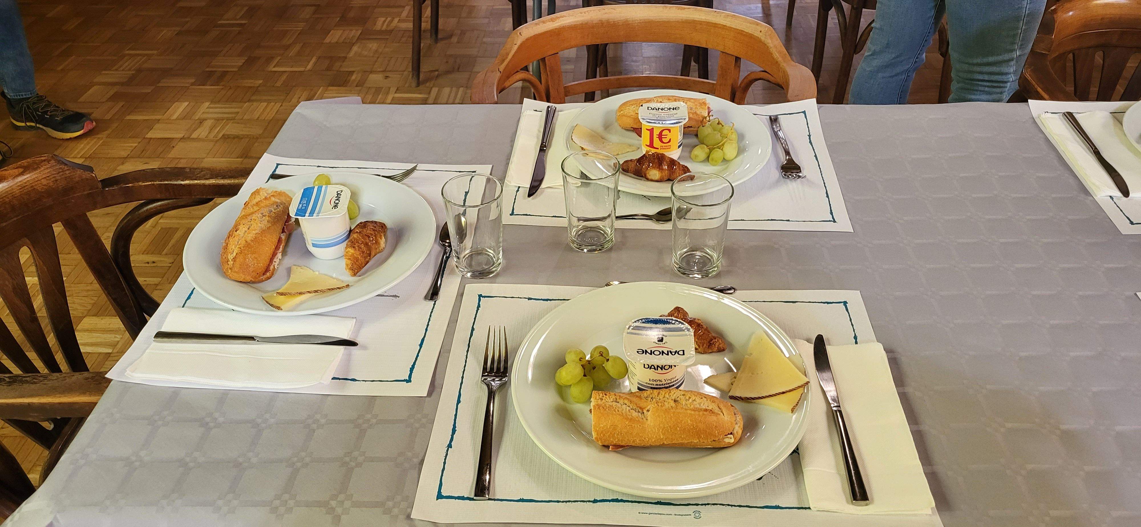 Desayuno a ciegas que ha organizado la ONCE en Huesca. Foto Myriam Martínez 