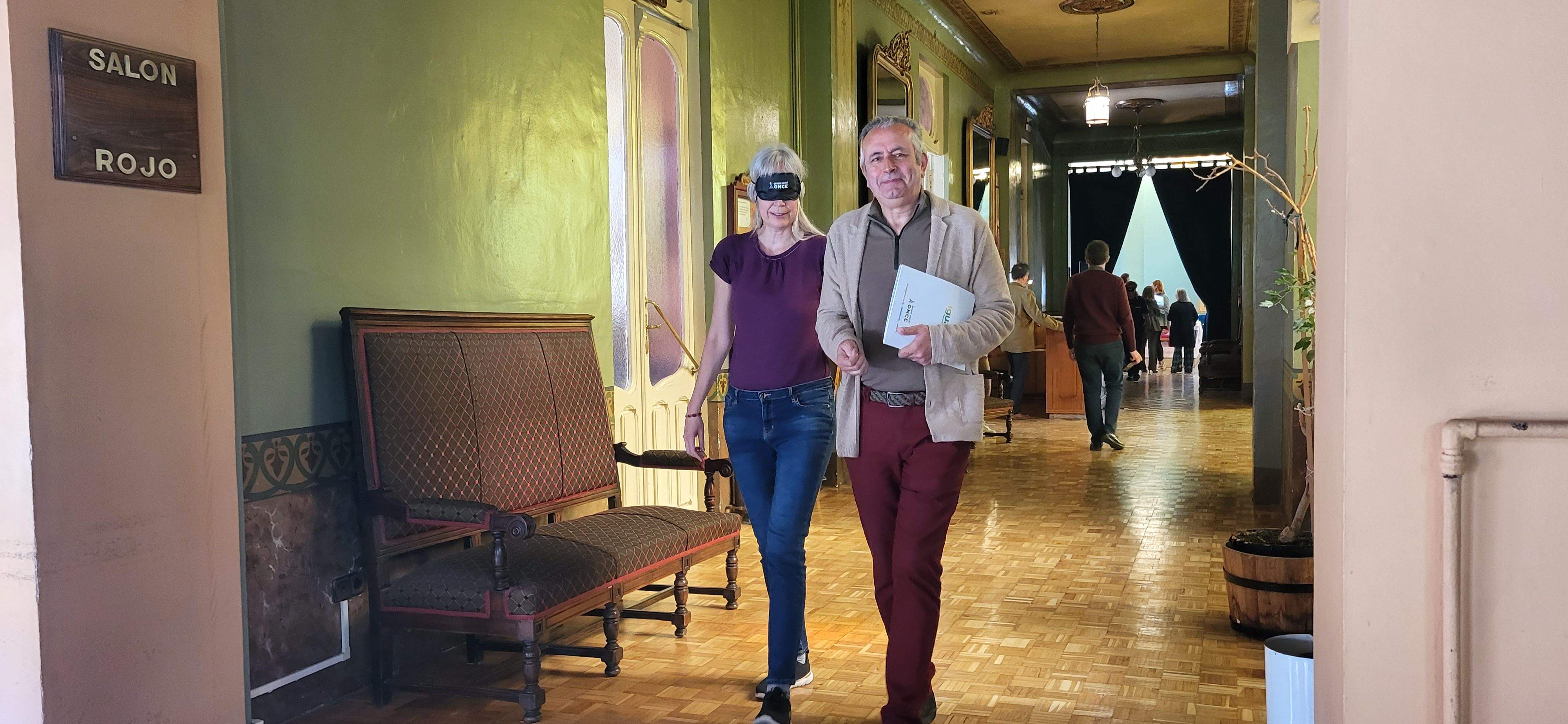 Desayuno a ciegas que ha organizado la ONCE en Huesca. Foto Myriam Martínez 