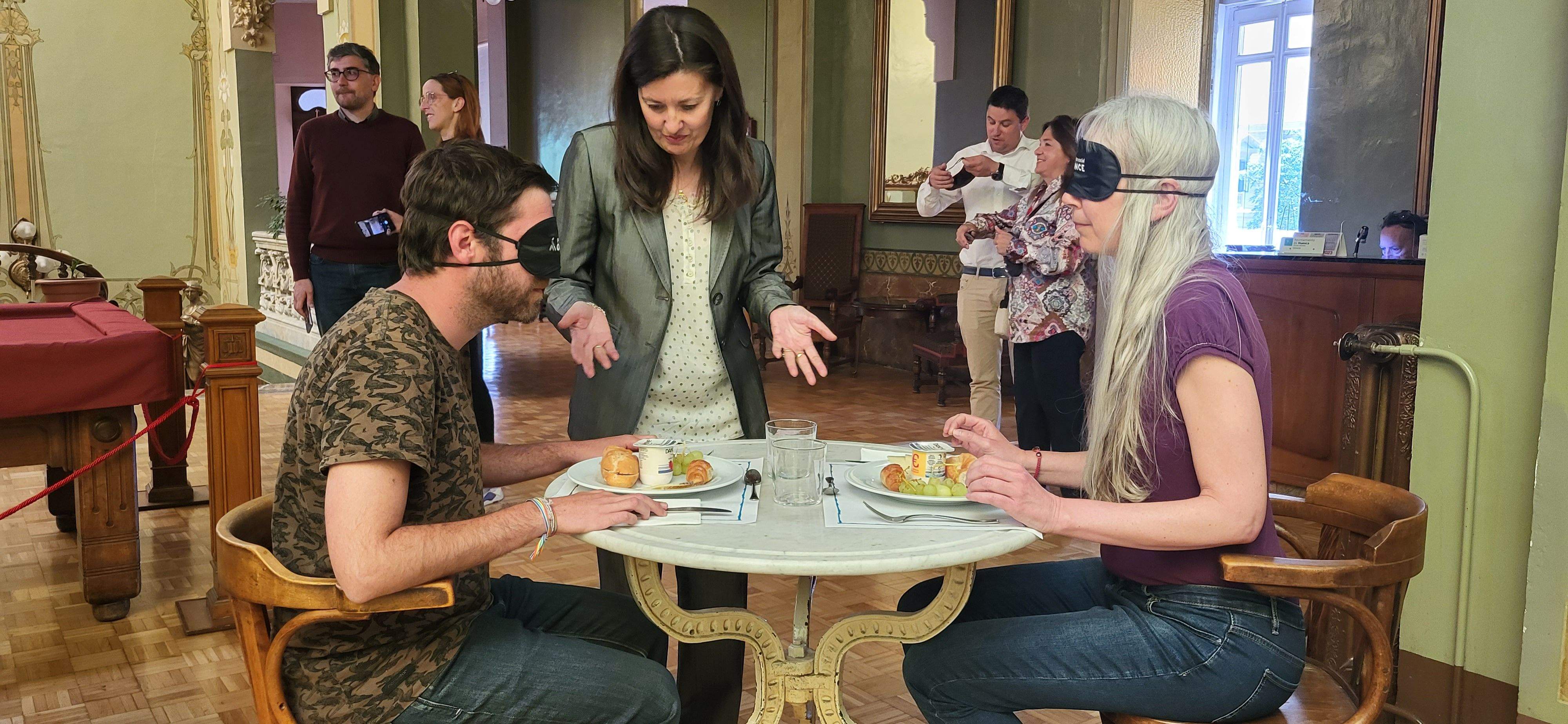 Desayuno a ciegas que ha organizado la ONCE en Huesca. Foto Myriam Martínez 