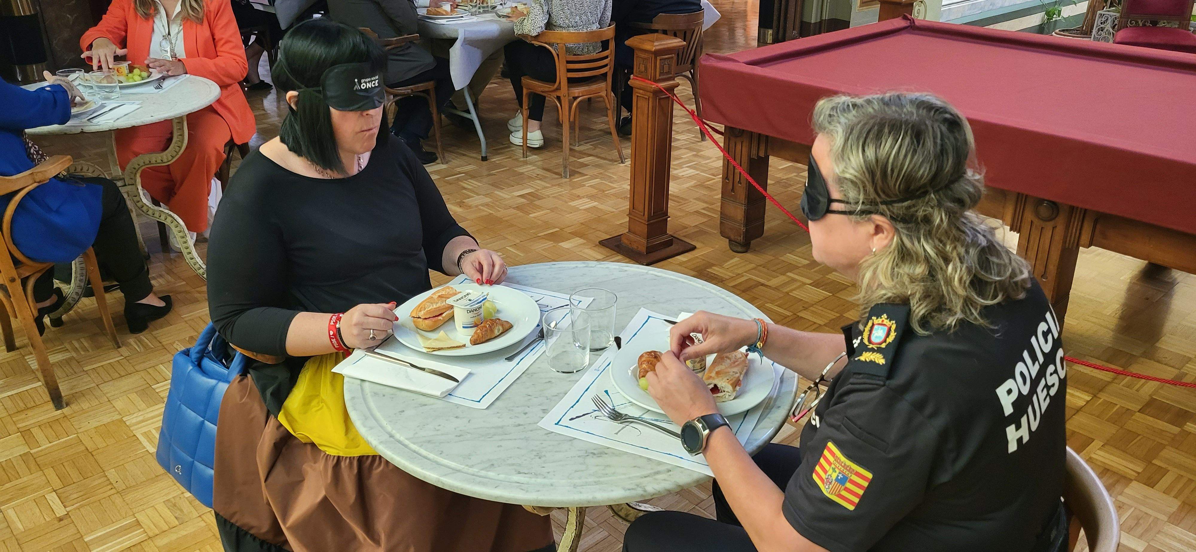 Desayuno a ciegas que ha organizado la ONCE en Huesca. Foto Myriam Martínez