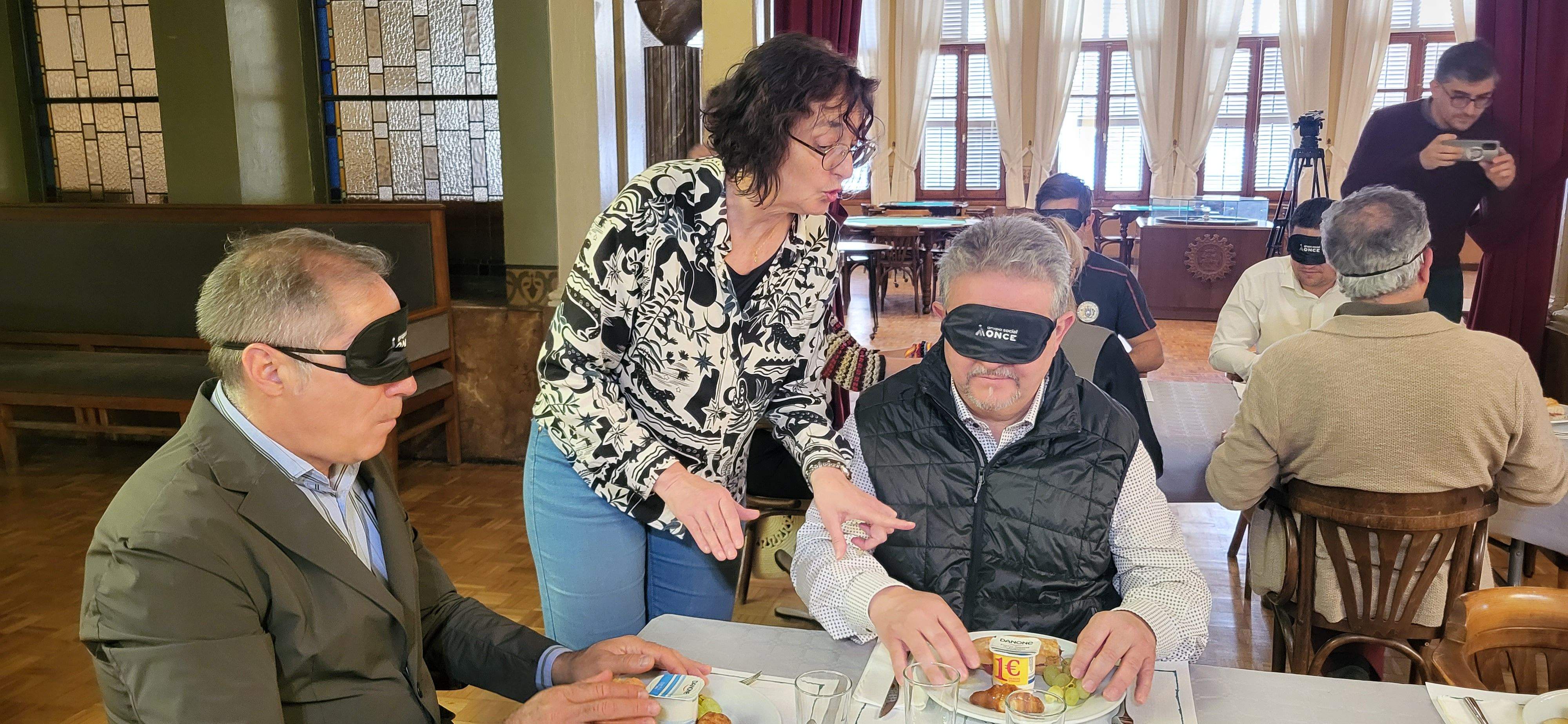 Desayuno a ciegas que ha organizado la ONCE en Huesca. Foto Myriam Martínez 