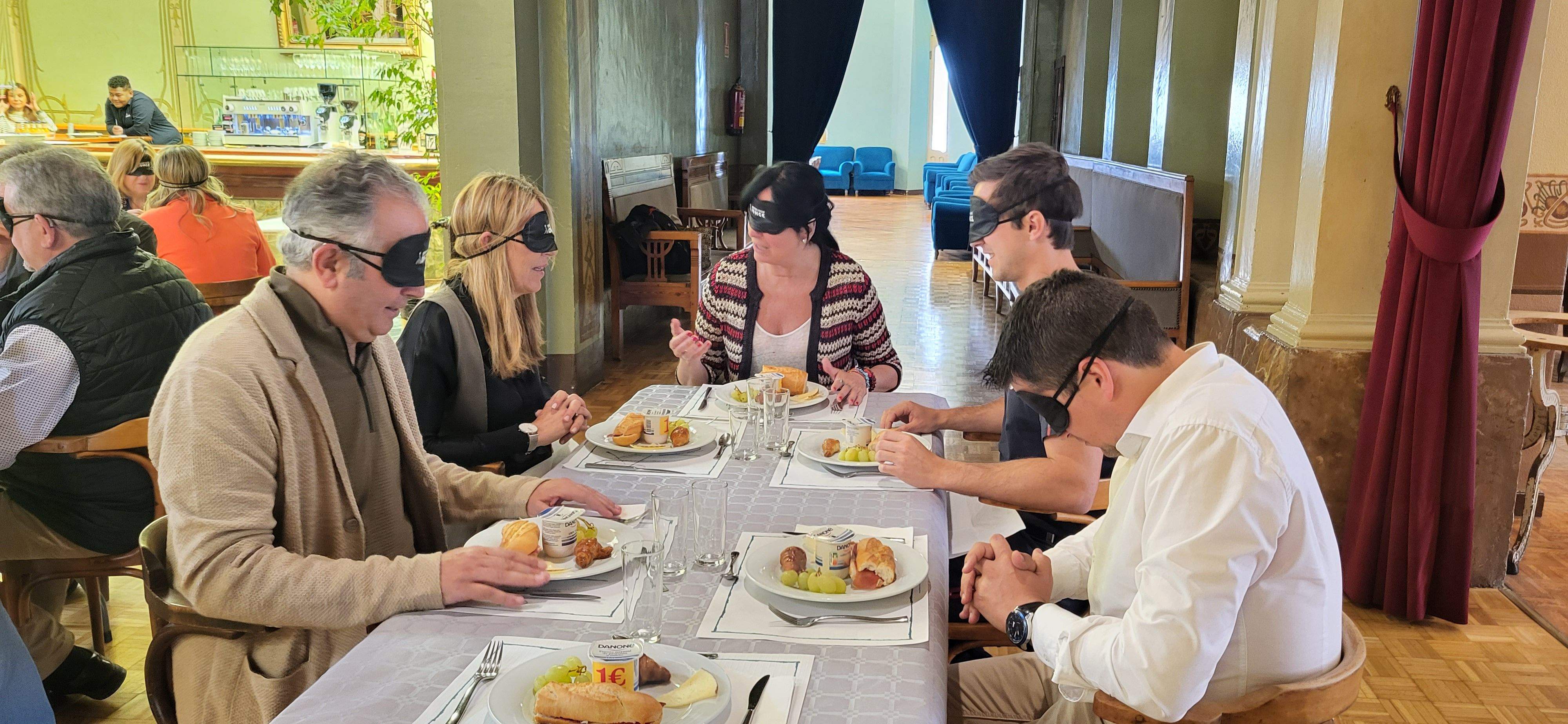 Desayuno a ciegas que ha organizado la ONCE en Huesca. Foto Myriam Martínez 