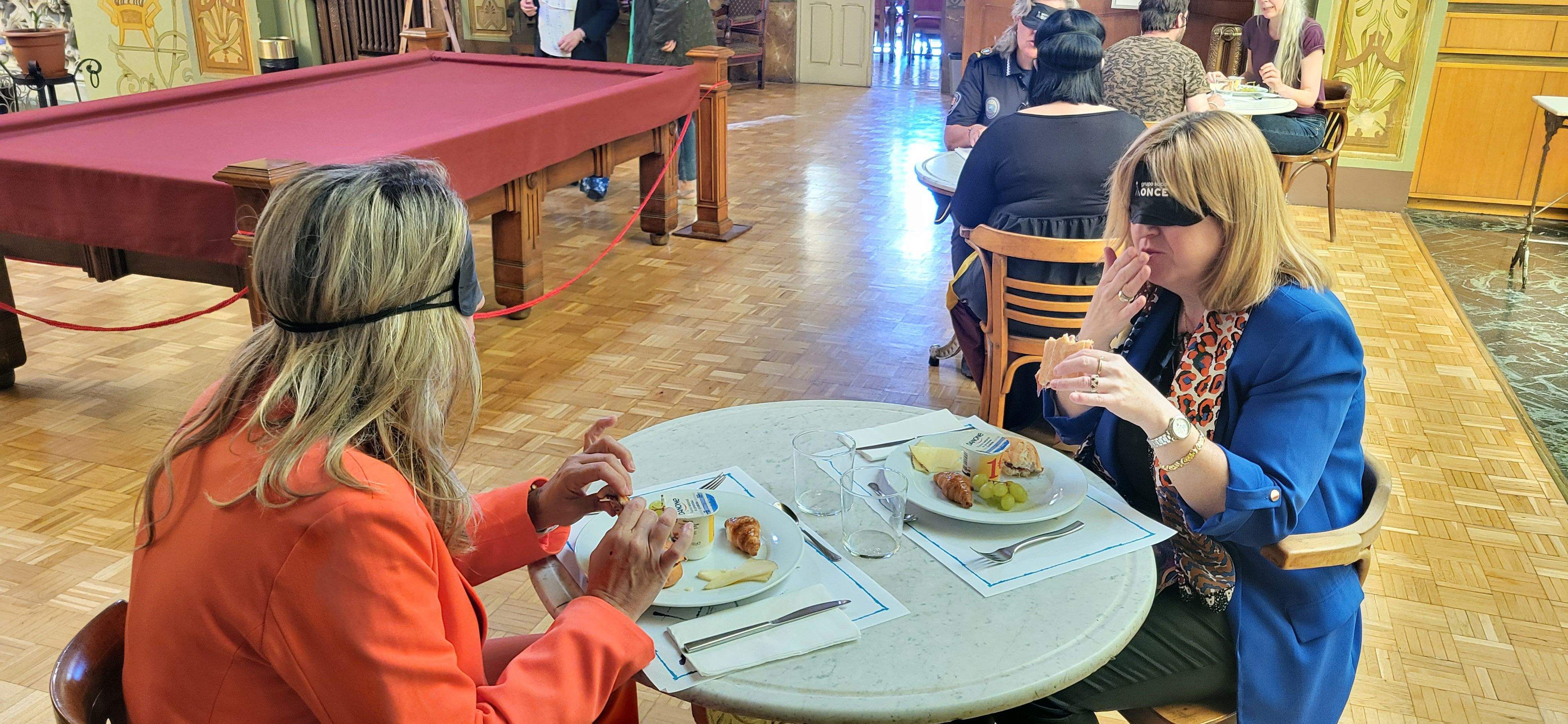 Desayuno a ciegas que ha organizado la ONCE en Huesca. Foto Myriam Martínez 