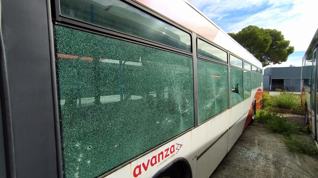 Daños en uno de los autobuses que afectan a todas las lunas.
