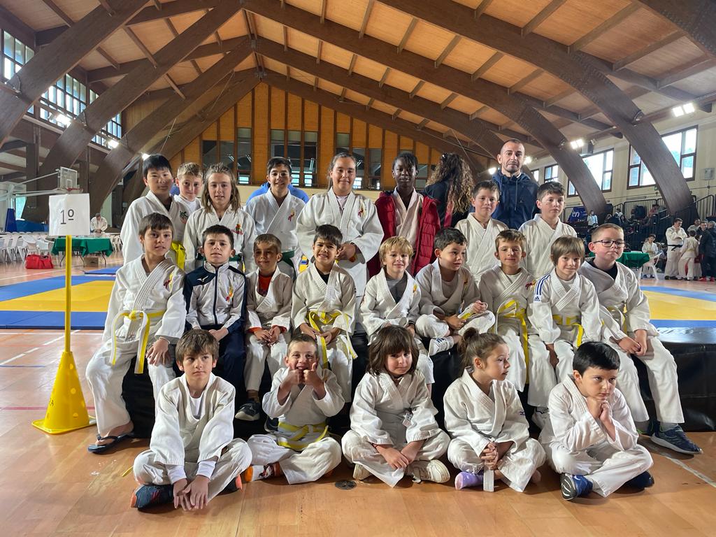 Los más pequeños del CJ Binéfar, Barbastro y Tamarite con el entrenador Juan Mediavilla.