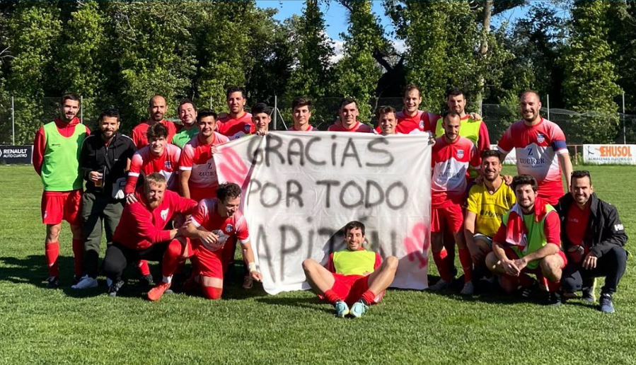 Jugadores del Bolea despiden a su capitán, Aitor Necenta, en su último partido ante el San Jorge. Foto: Bolea FC