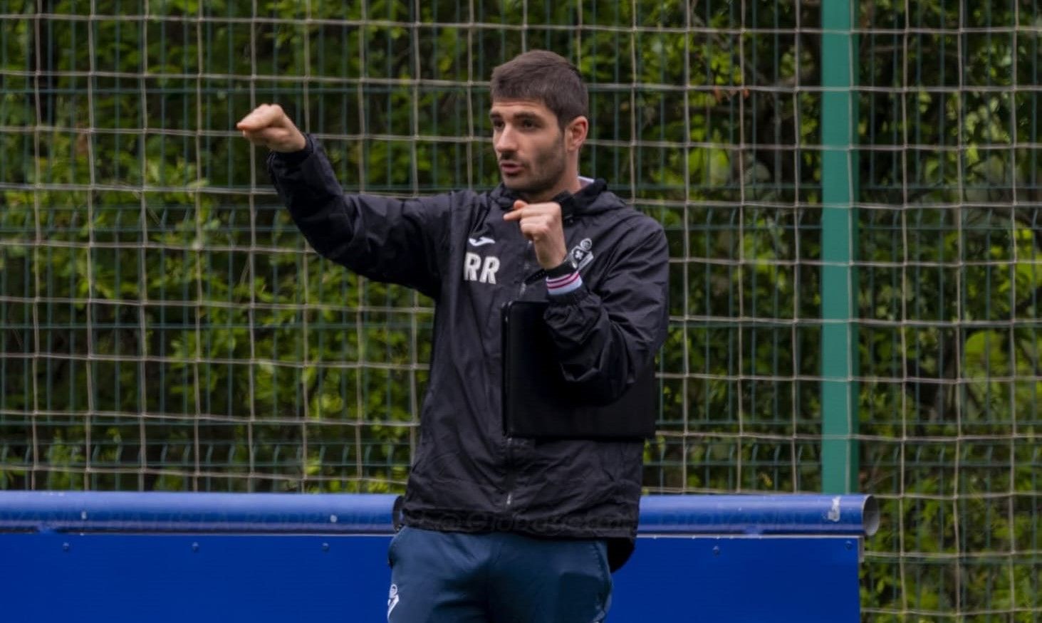 Raúl Regal da indicaciones a las jugadoras del Eibar. 