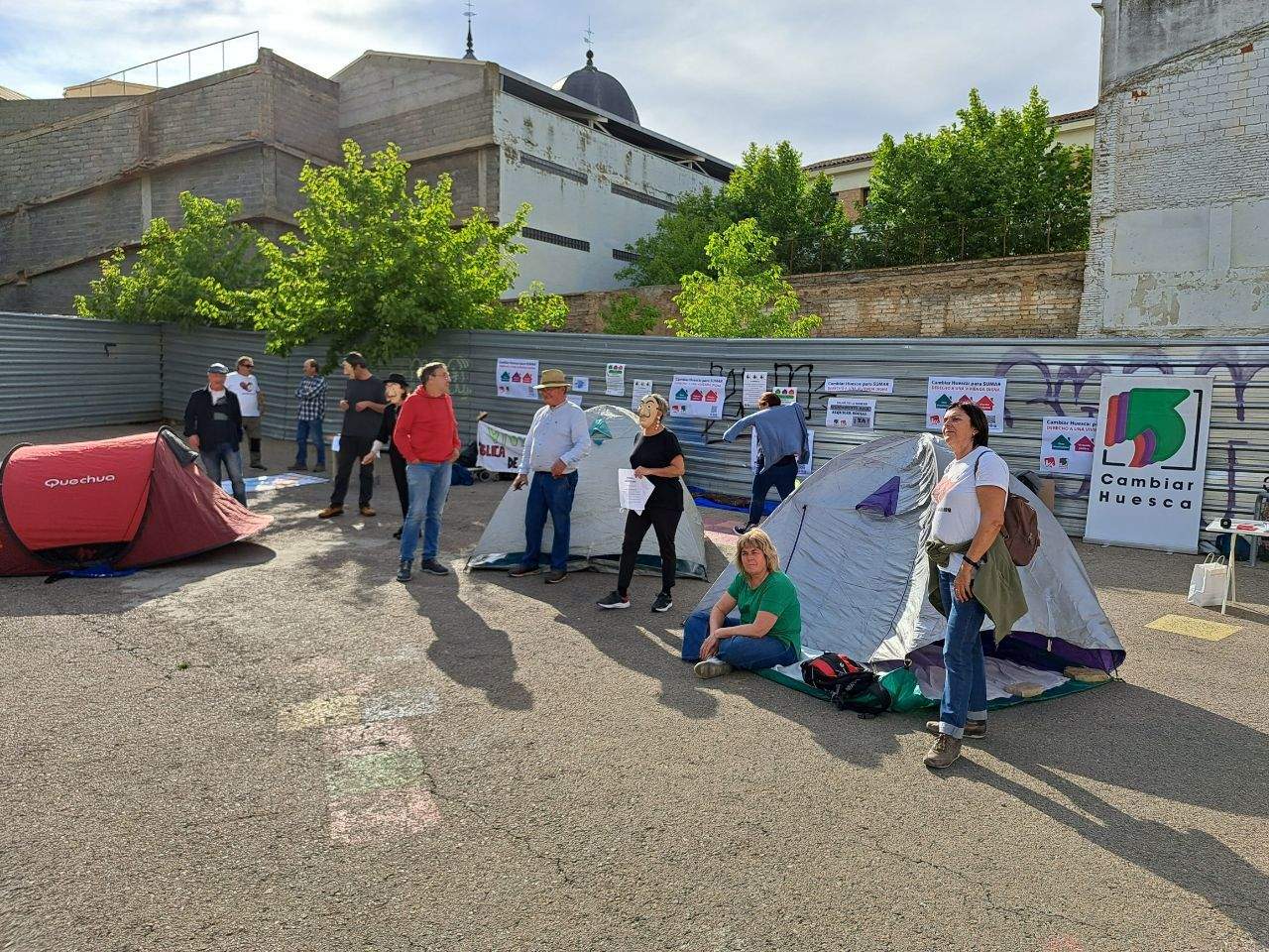 Cambiar Huesca ha desplegado tiendas de campaña en los solares de las plazas de San Félix y San Voto