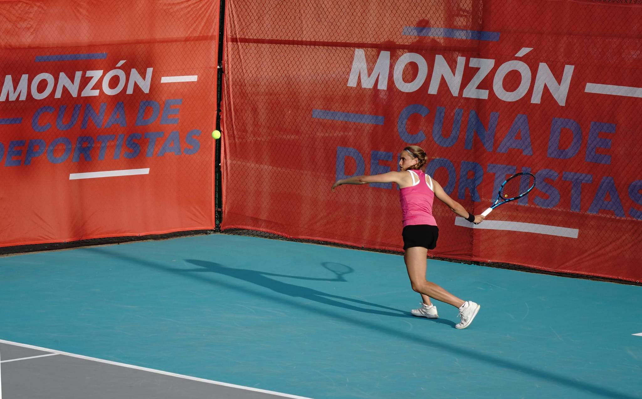 Un momento de un partido de este lunes en Monzón.