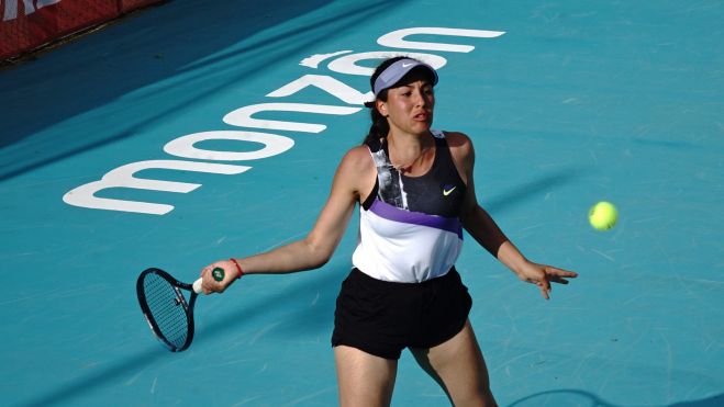 Una tenista en plena acción sobre la pista este lunes en Monzón. Una tenista en plena acción sobre la pista este lunes en Monzón.