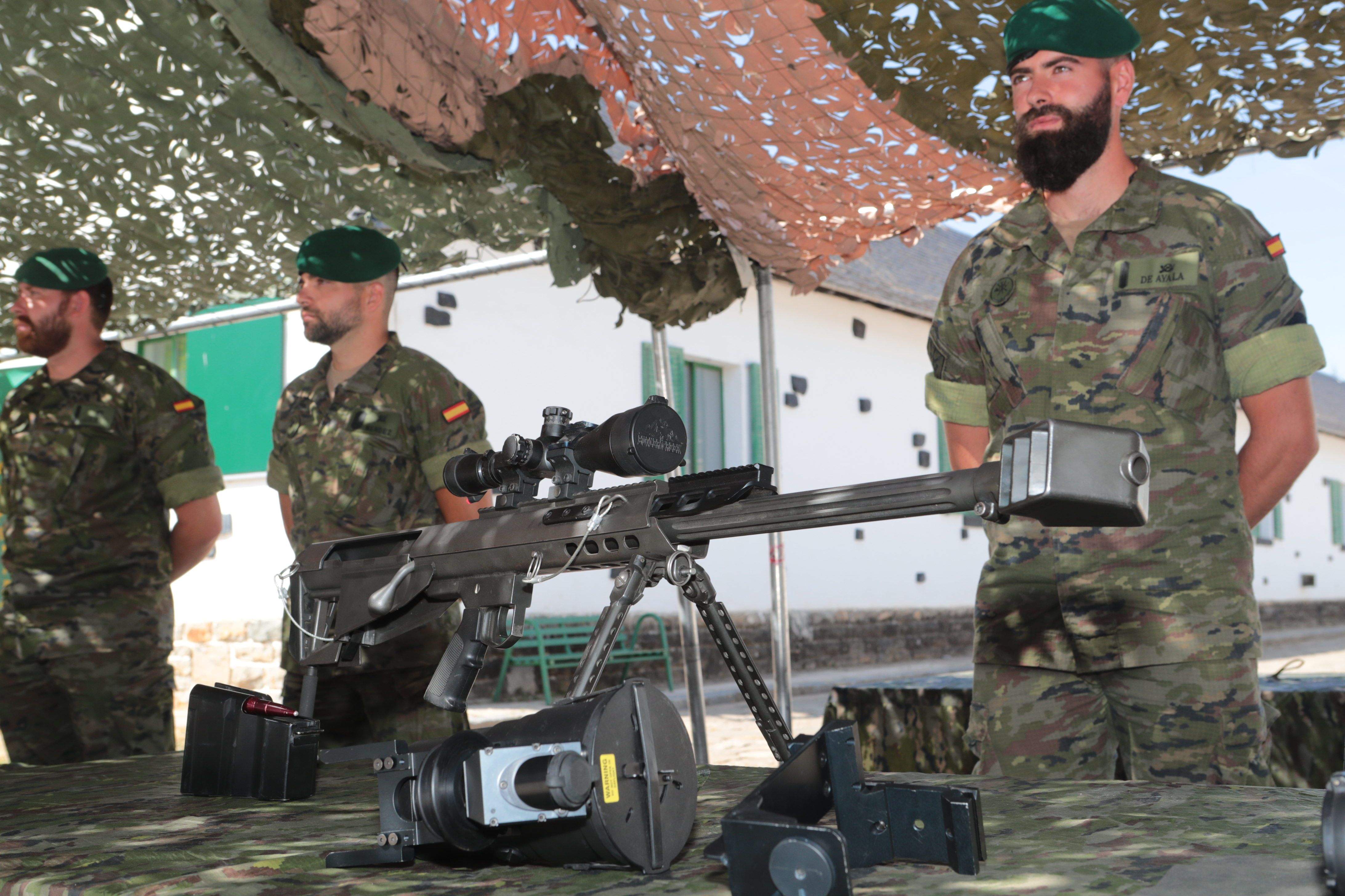 Visita de la ministra Robres al acuartelamiento san bernardo y al Castillo de San Pedro de Jaca.  Foto Ministerio de Defensa