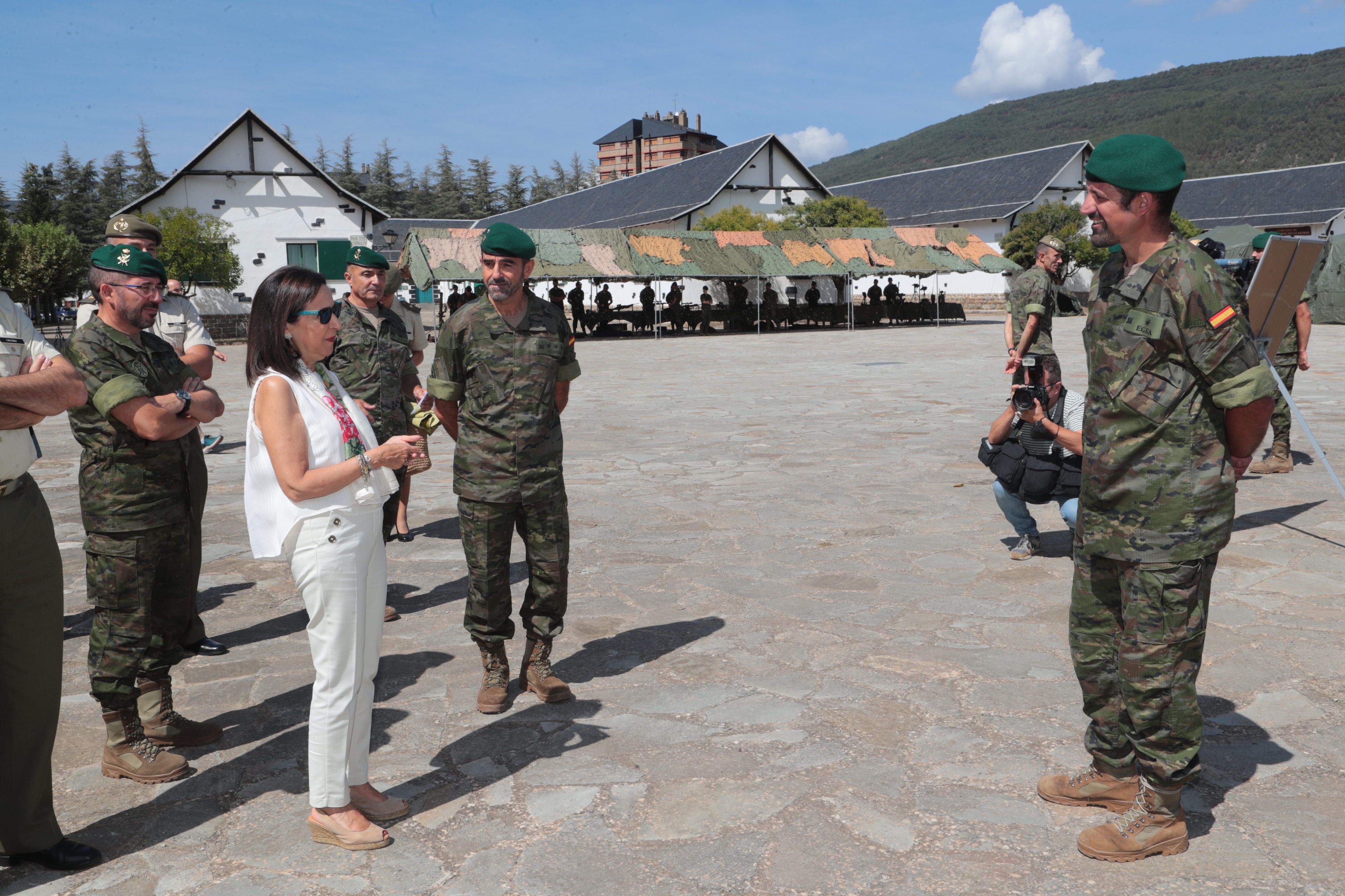 Visita de la ministra Robres al acuartelamiento san bernardo y al Castillo de San Pedro de Jaca.  Foto Ministerio de Defensa