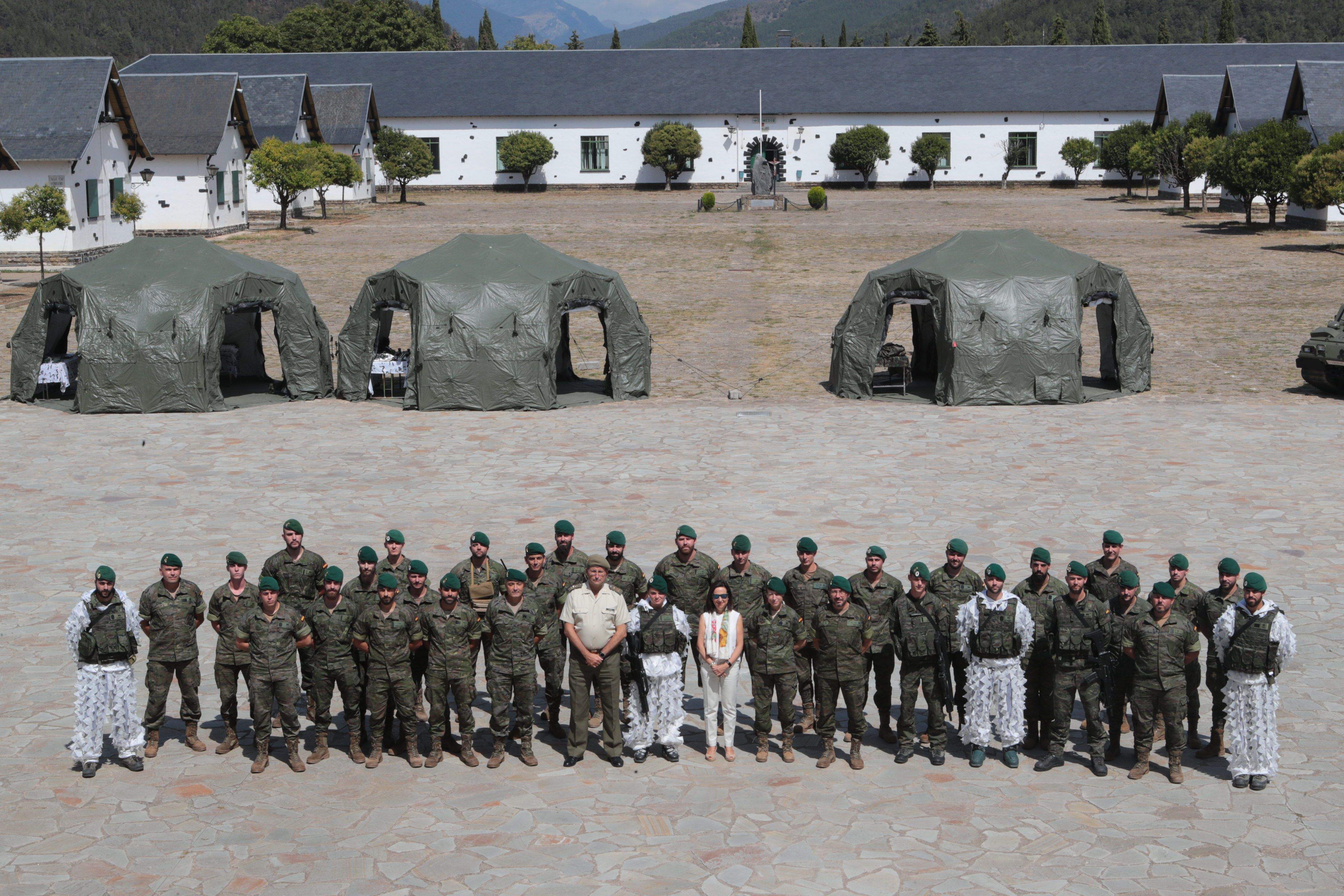 Visita de la ministra Robres al acuartelamiento san bernardo y al Castillo de San Pedro de Jaca.  Foto Ministerio de Defensa