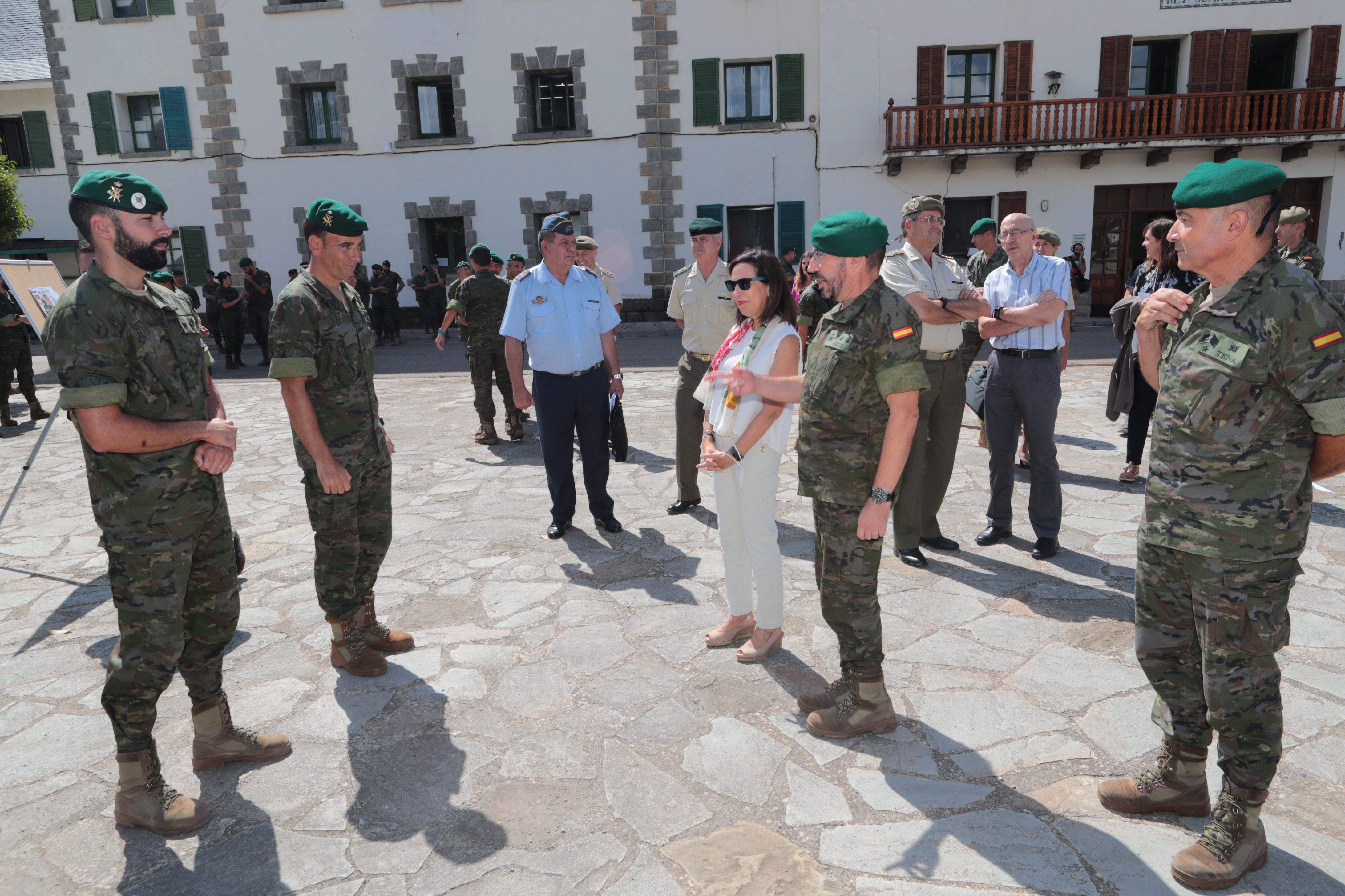 Visita de la ministra Robres al acuartelamiento san bernardo y al Castillo de San Pedro de Jaca.  Foto Ministerio de Defensa