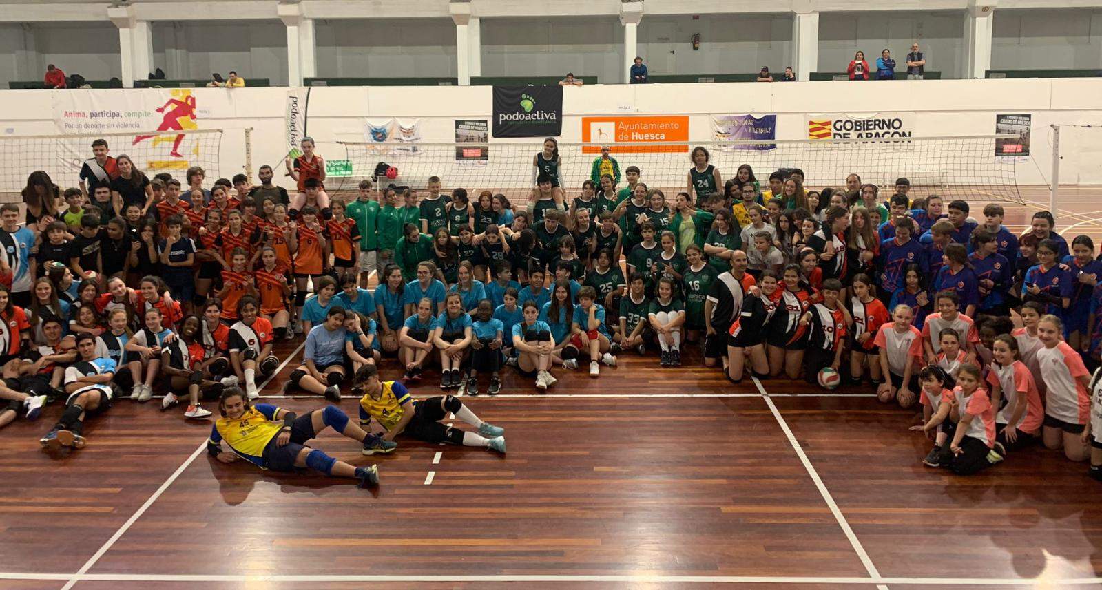 Foto de familia con todos los equipos que participaron en el I Torneo de Voleibol Ciudad de Huesca.