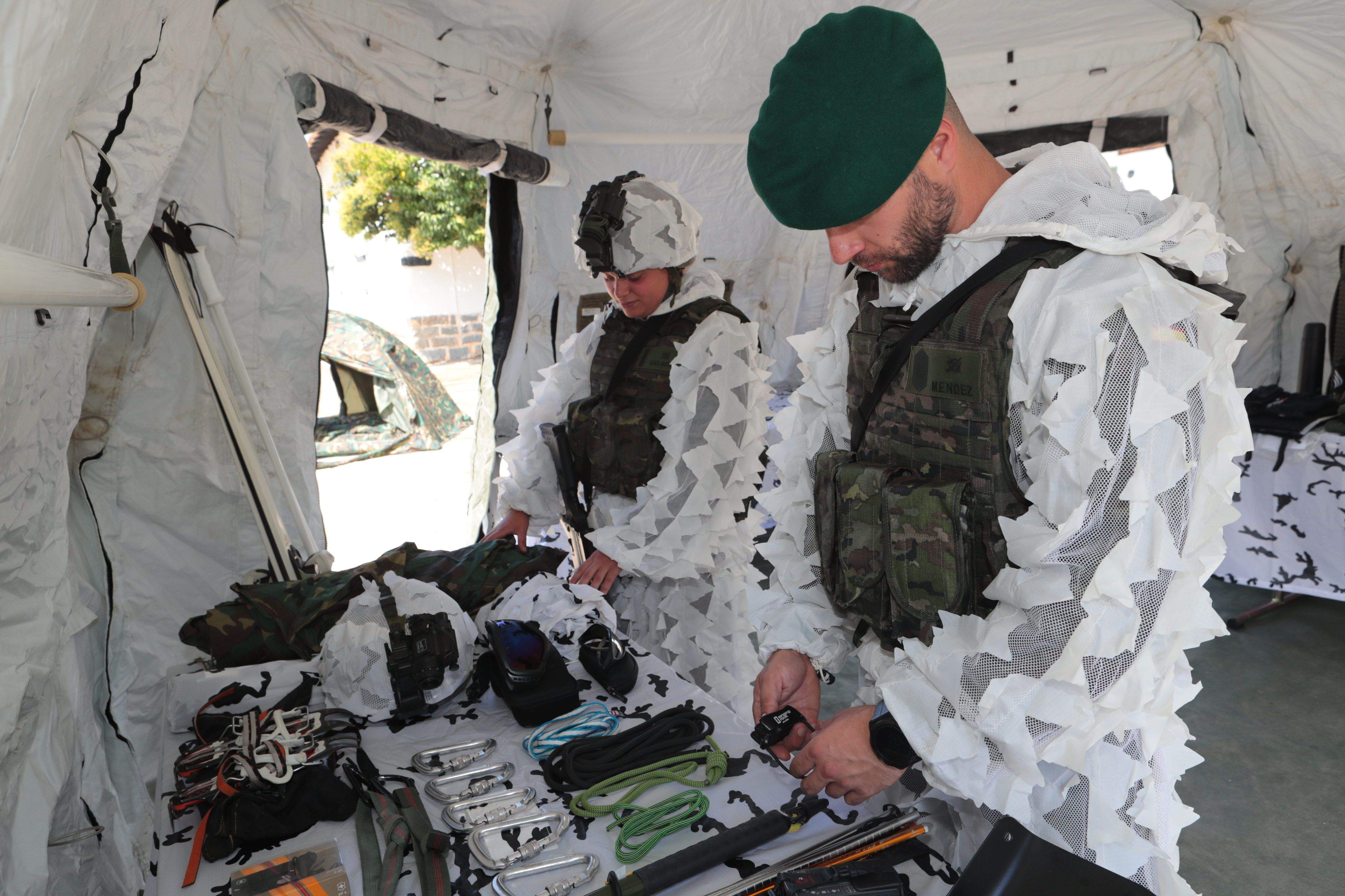 Visita de la ministra Robres al acuartelamiento san bernardo y al Castillo de San Pedro de Jaca.  Foto Ministerio de Defensa
